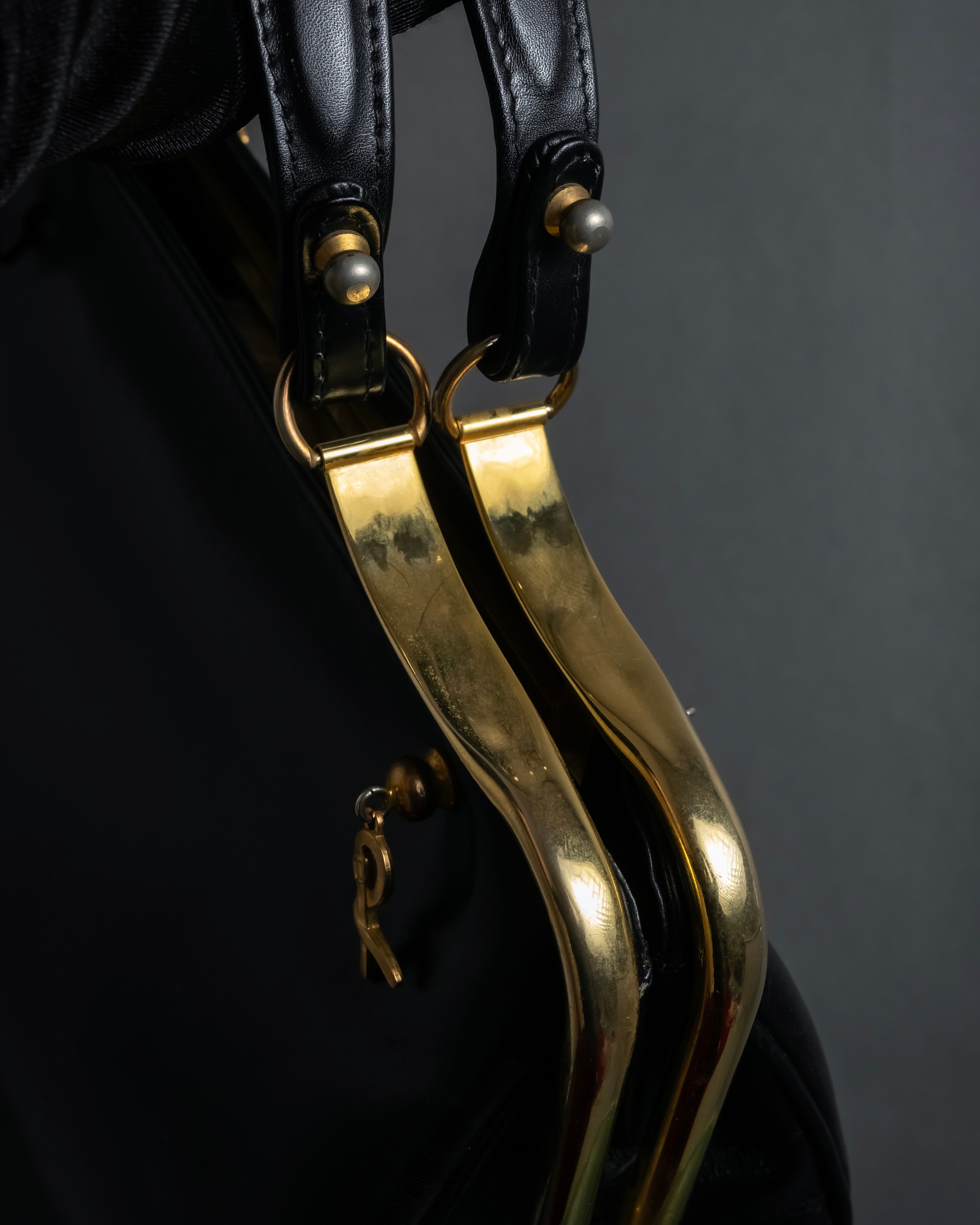 "Roberta Di Camerino" Logo motif charm design modern doctor bag