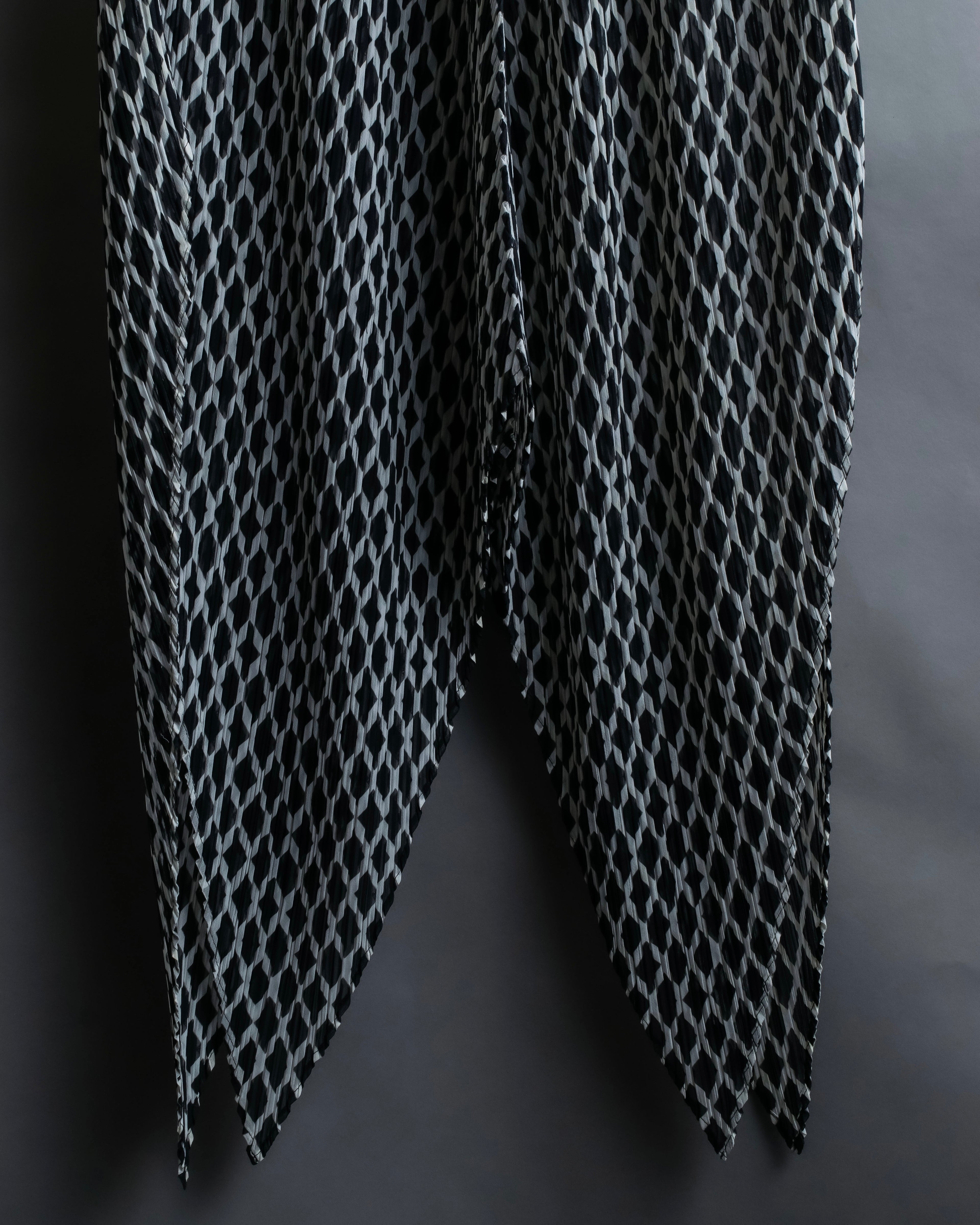 "ISSEY MIYAKE White label"
 Tailcoat design sleeveless dress