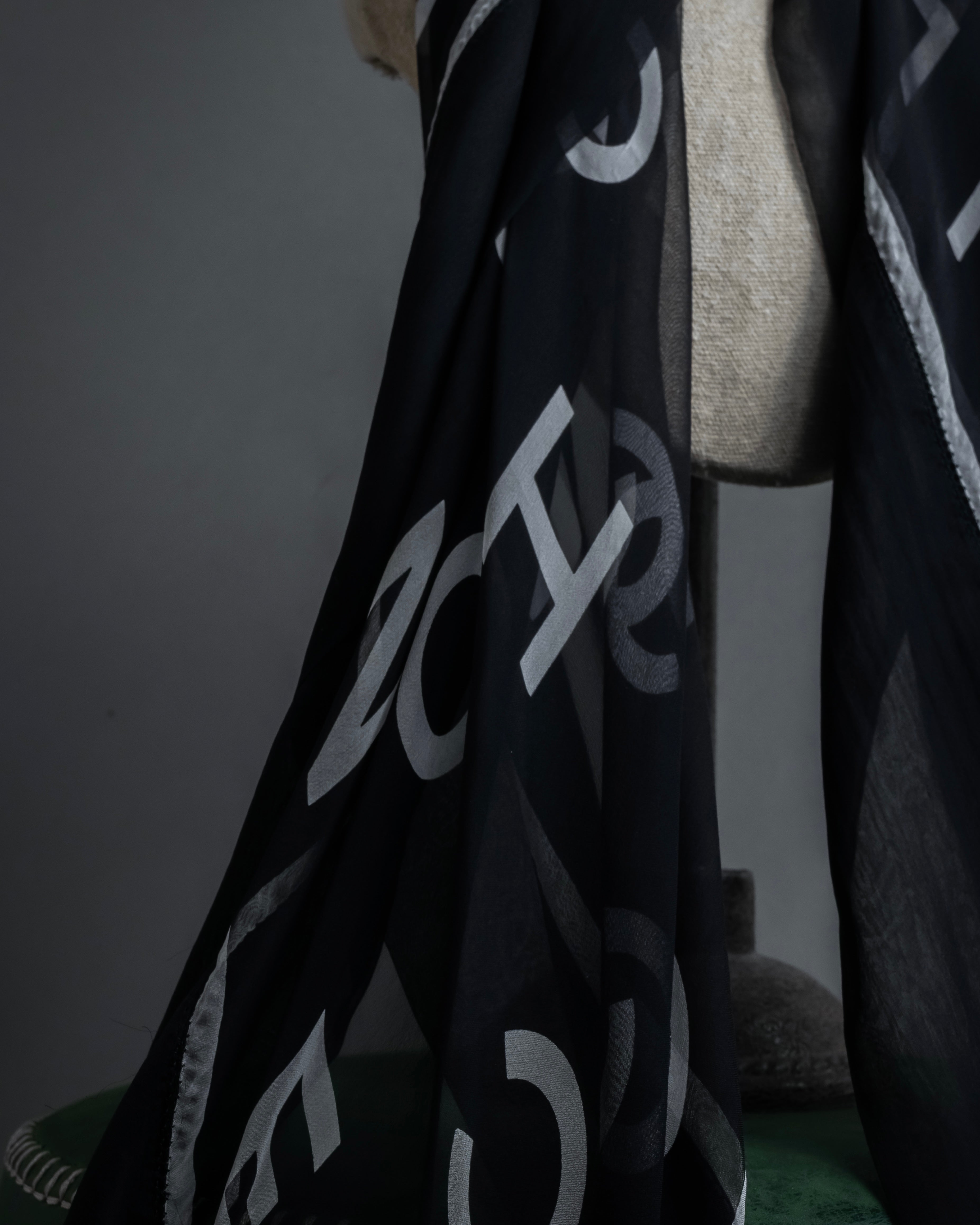 CHANEL (シャネル) - 大判スカーフ - ブラック - ロゴ文字総柄 CCロゴ