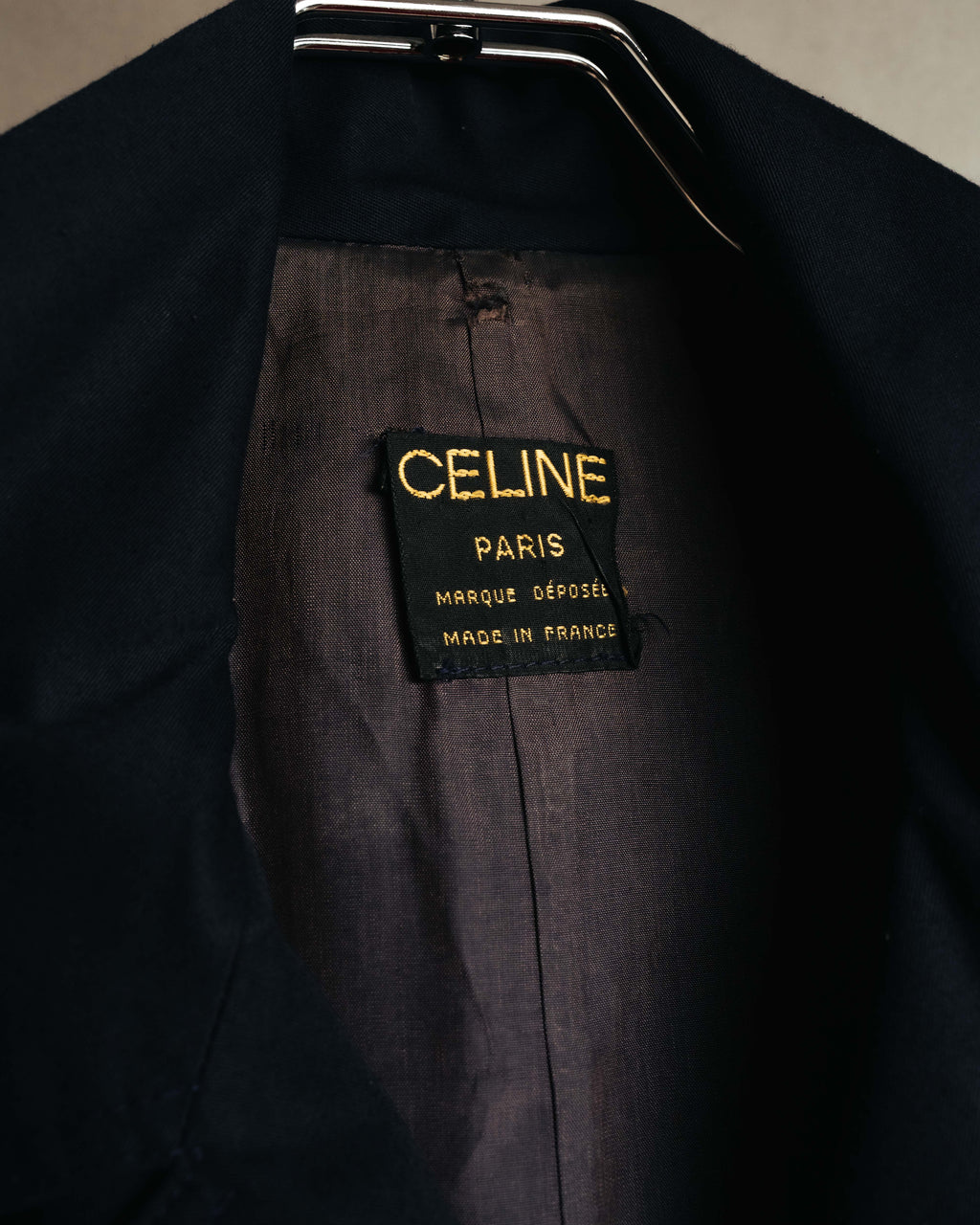 黒地に金文字で「CELINE PARIS」「MARQUE DÉPOSÉE」「MADE IN FRANCE」と織られた、首元の旧タグを写したカット。ダークトーンの総裏地とあわせて確認できます。