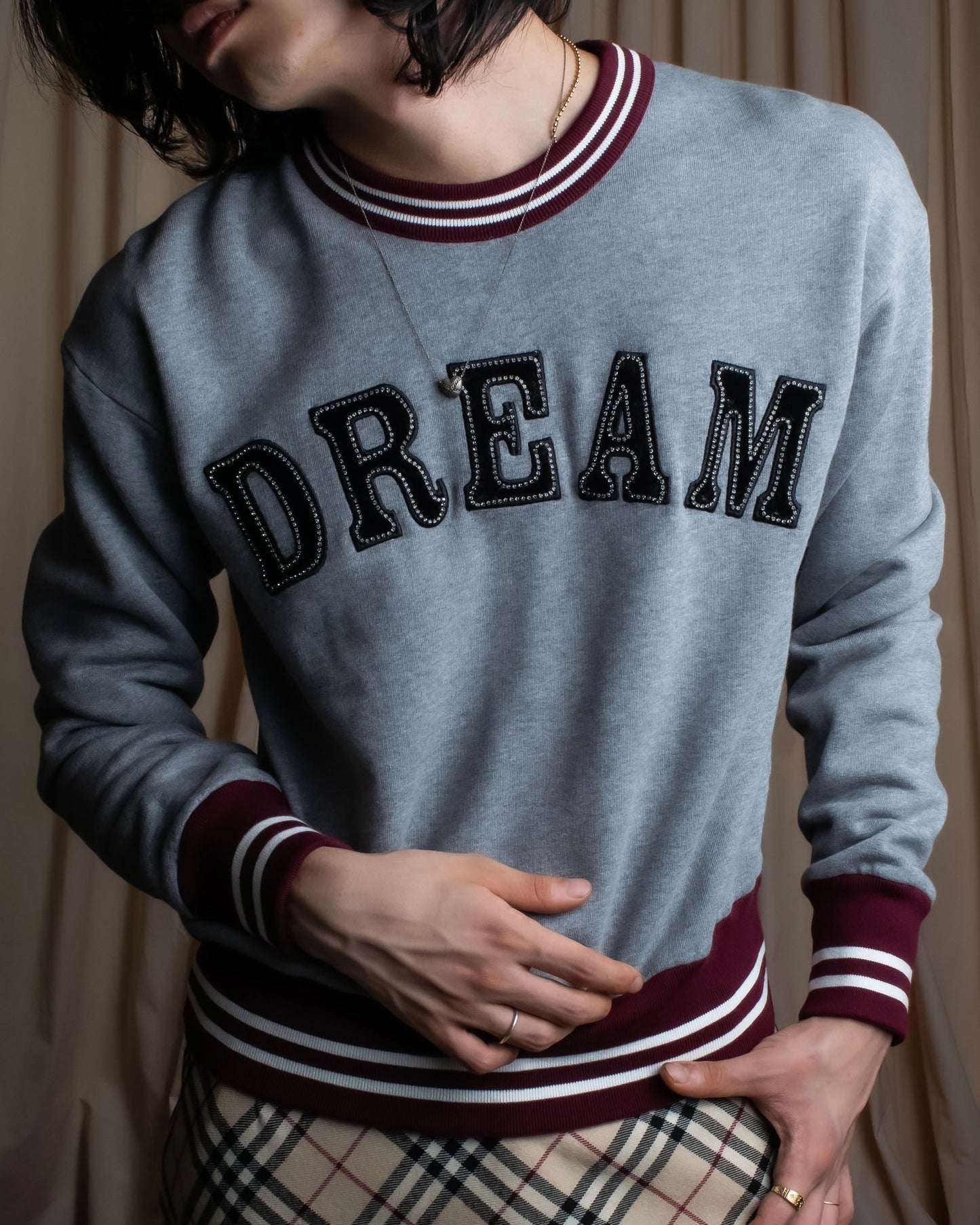 "Ｎ21 NUMERO VENTUNO" DREAM rhinestone design box silhouette
sweatshirt