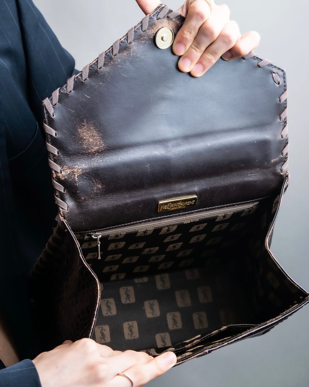 "YVES SAINT LAURENT" Crocodile pattern stitching handbag