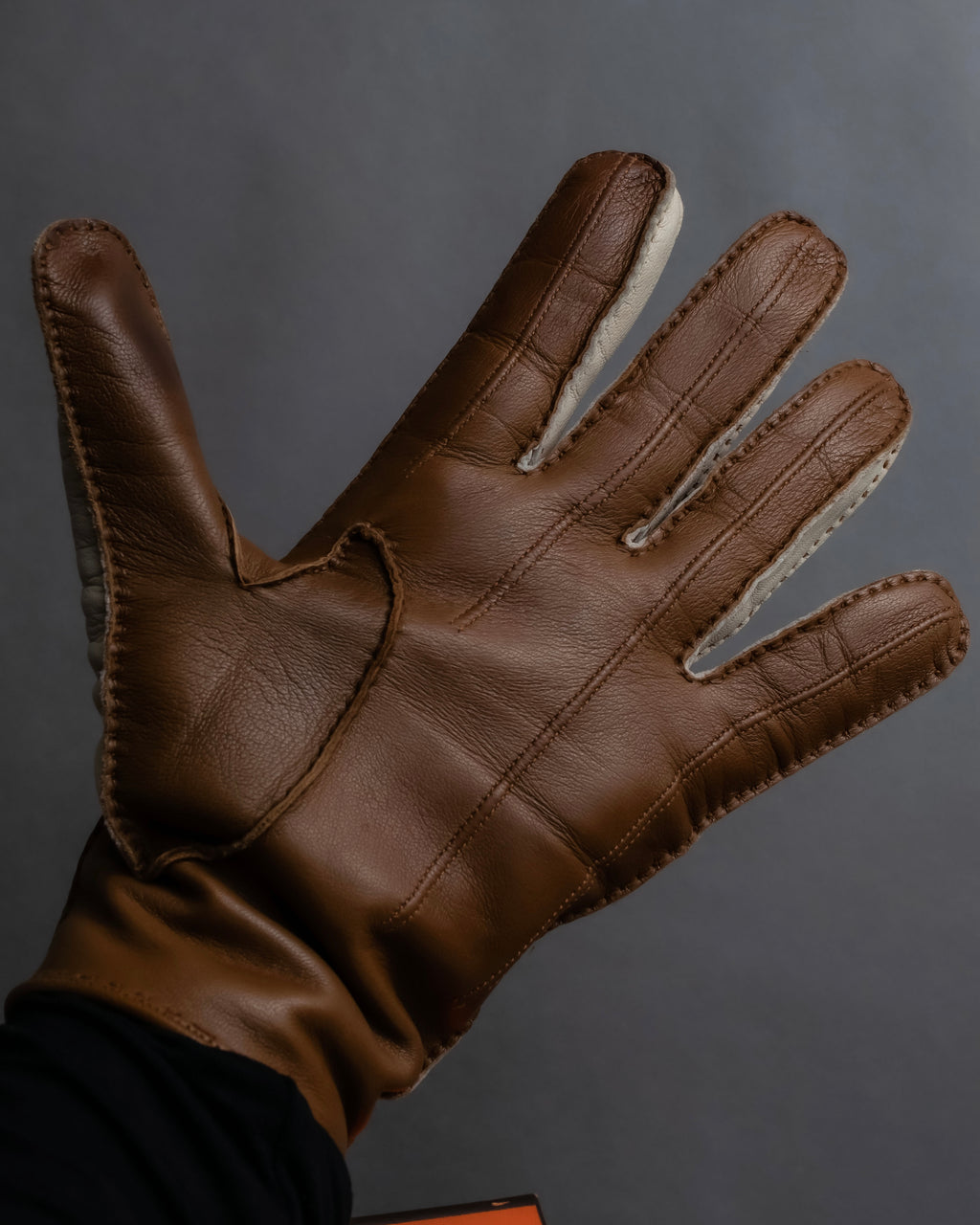 "HERMES" Dot perforation driving leather gloves