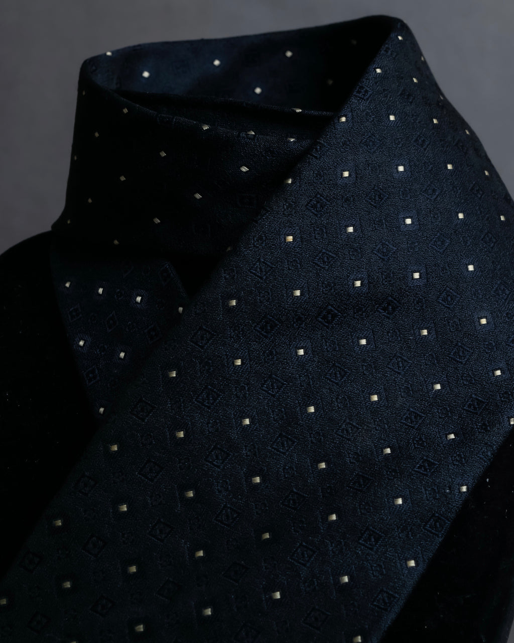 "COMME des GARCONS HOMME"
Square dot jacquard necktie