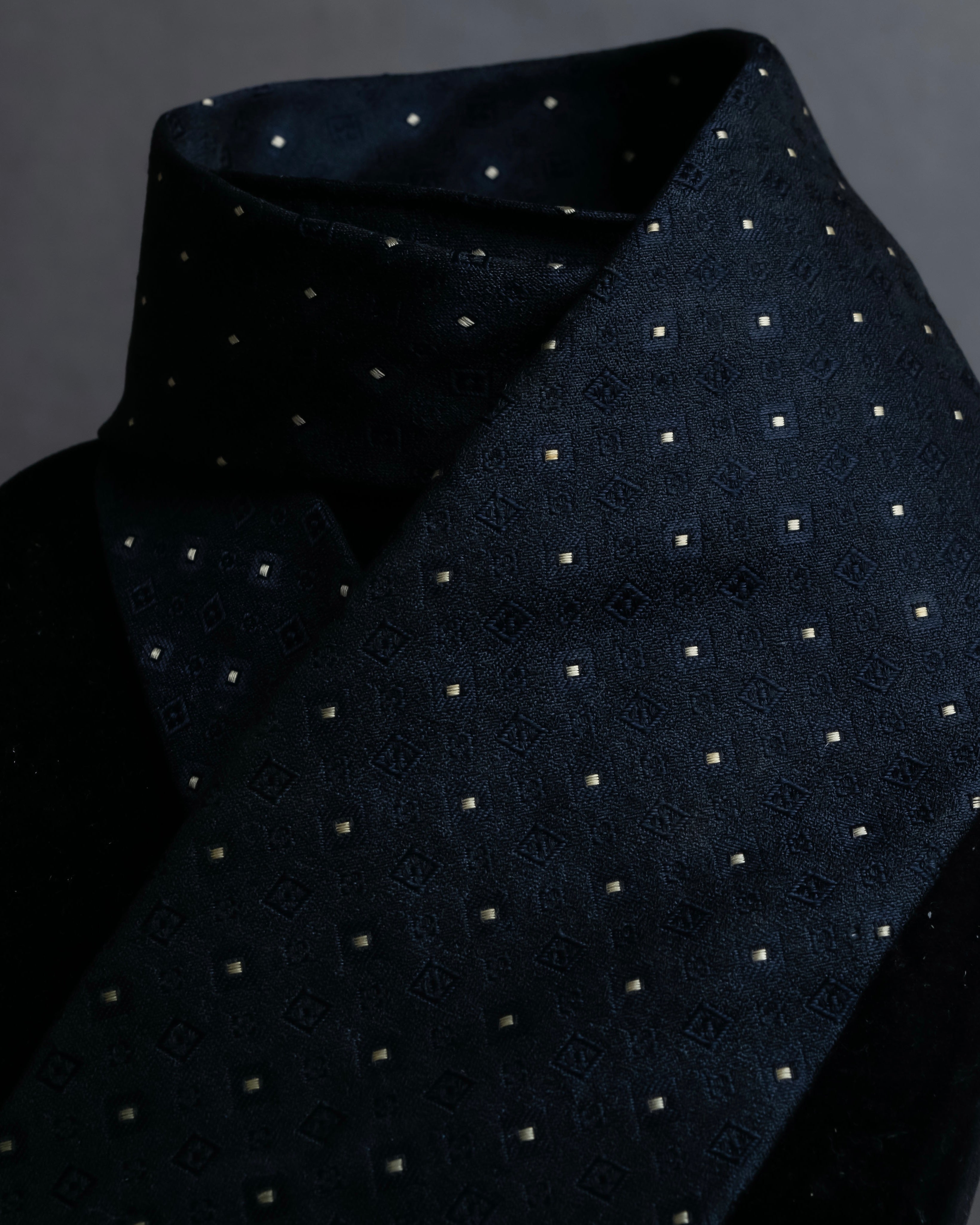 "COMME des GARCONS HOMME"
Square dot jacquard necktie