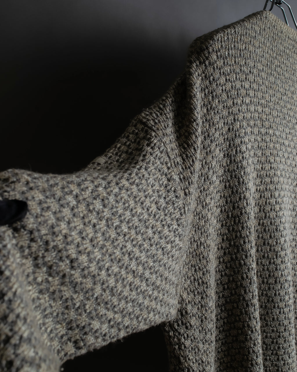 "Vintage geometric pattern V-neck knit"