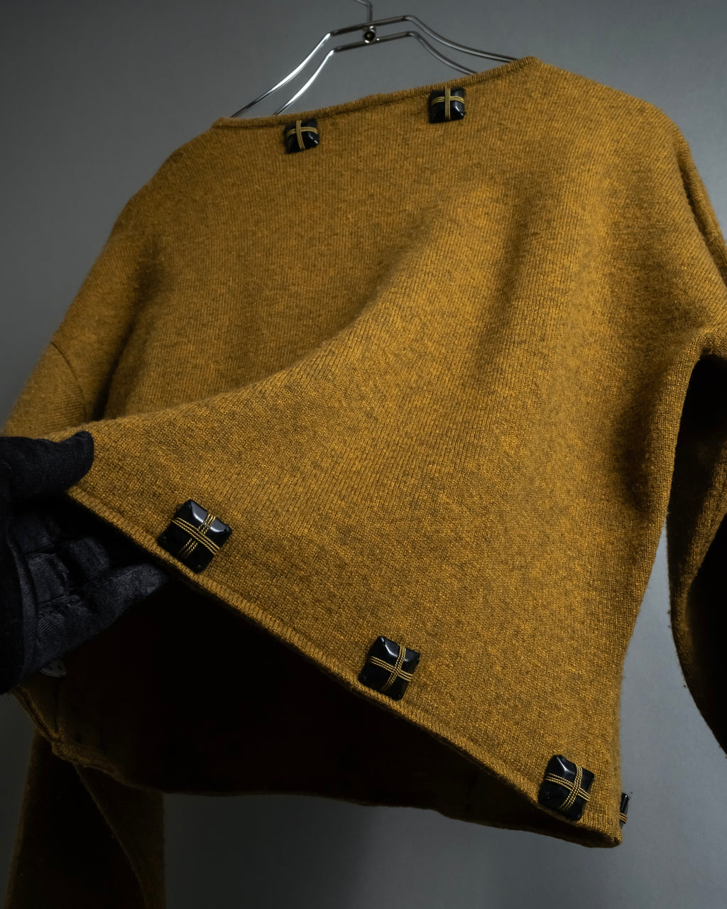 "PRADA" Jewelry decorative design V-neck knit