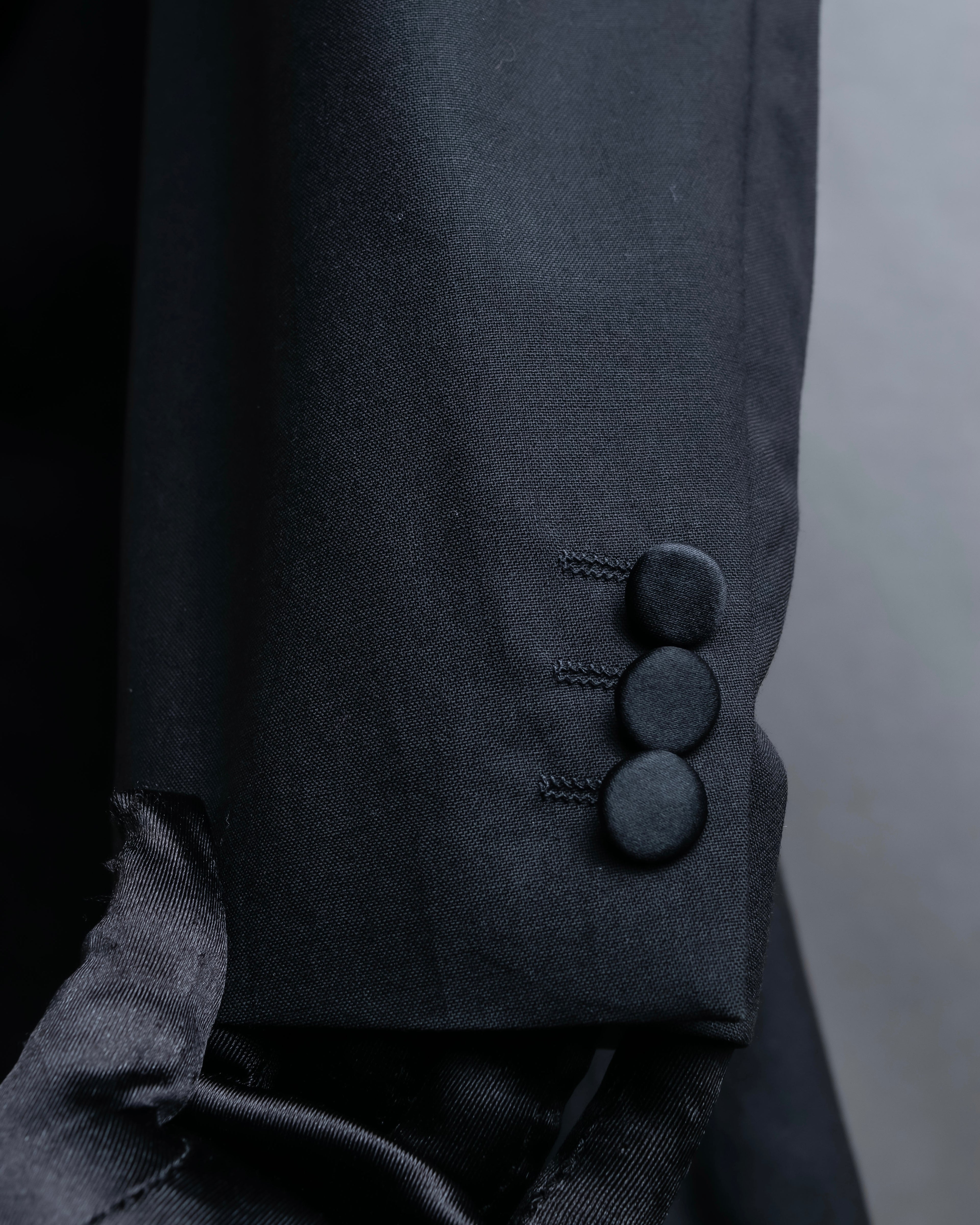 “INCOGUITO“ Shiny peak lapel double breasted tailored jacket