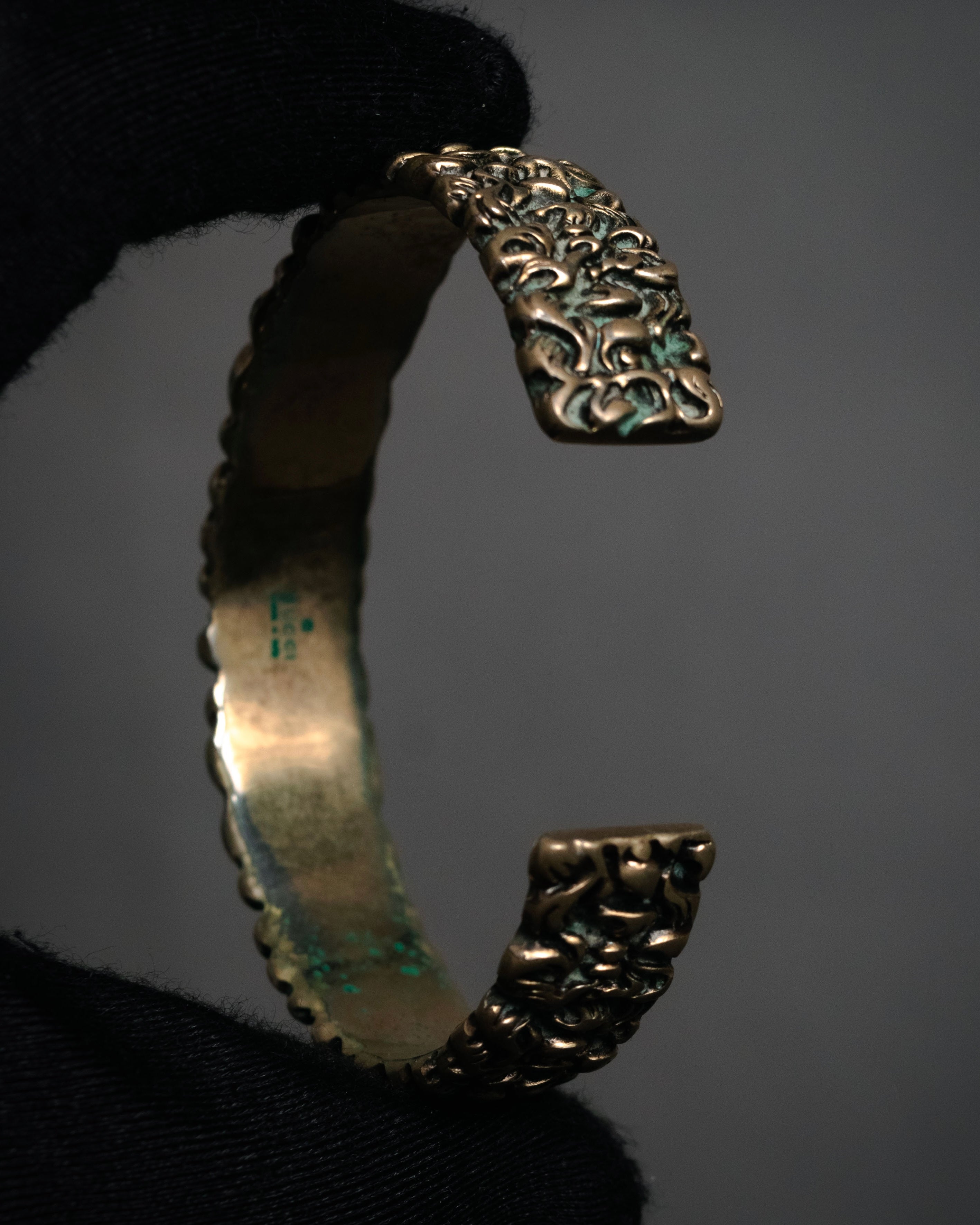 “GUCCI” 2010’s organic relief cuff bracelet