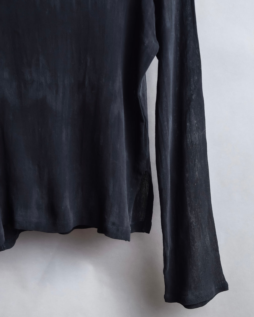 "ISSEY MIYAKE" Layered design high neck delicate knit