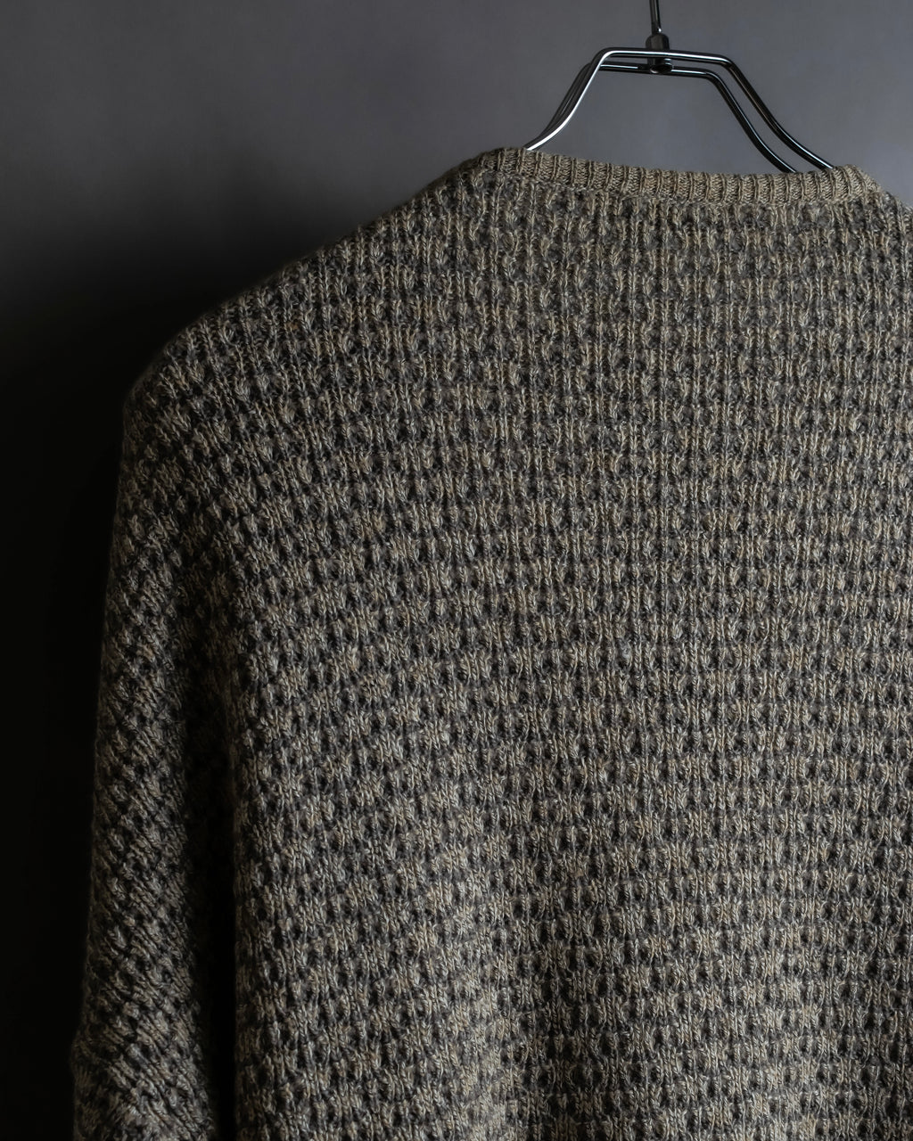 "Vintage geometric pattern V-neck knit"