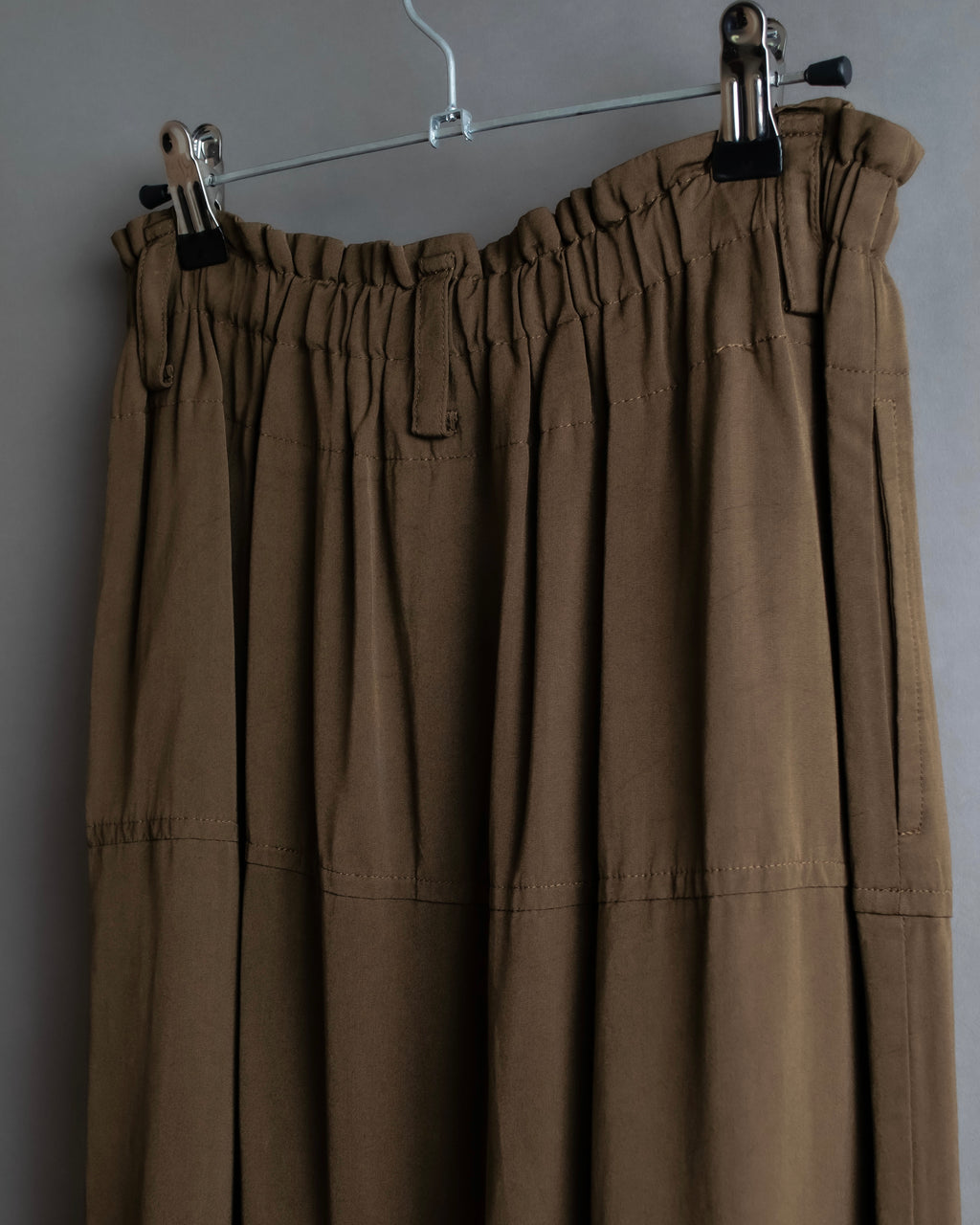 "ISSEY MIYAKE" Gathered waist detail button slide flared skirt