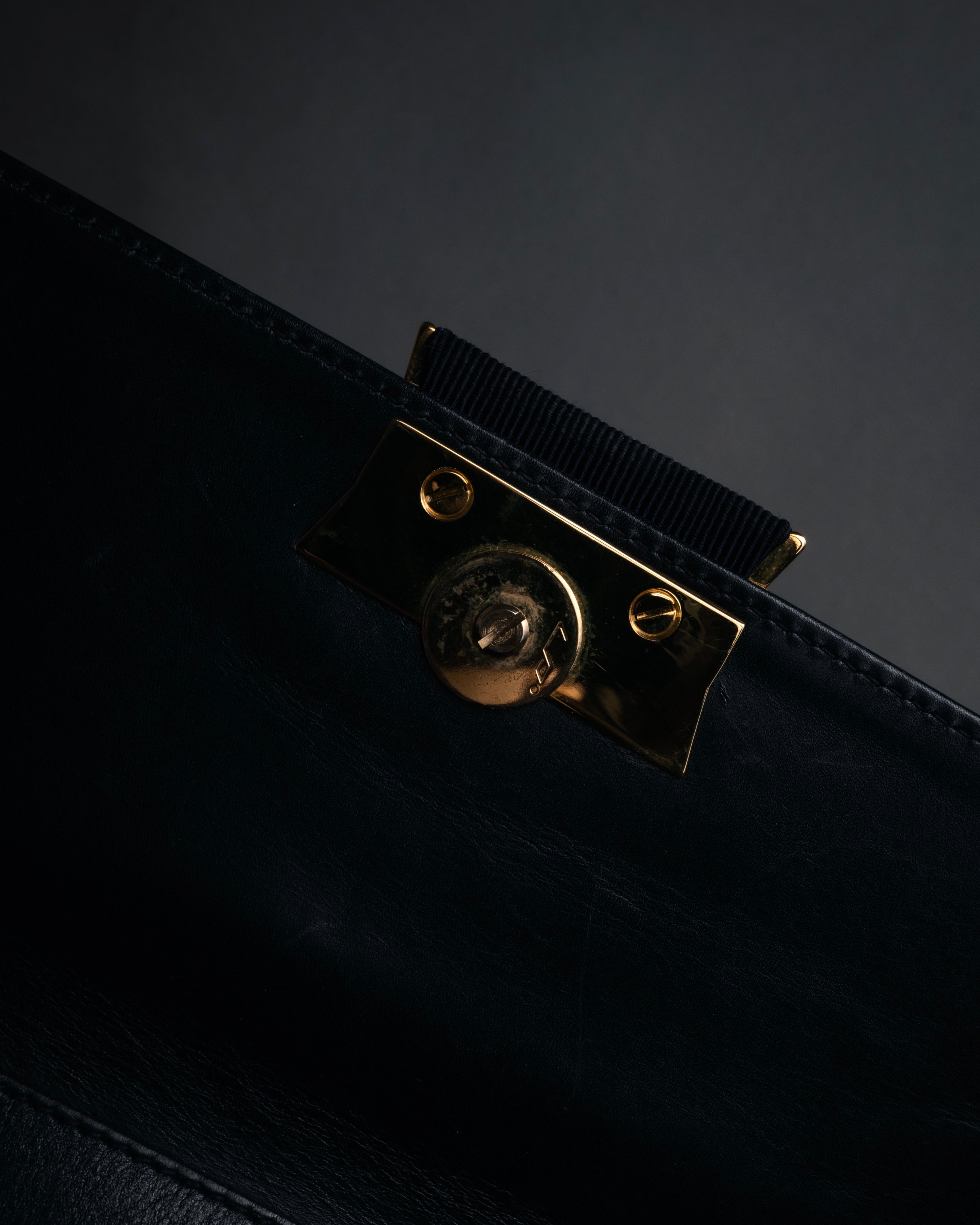 “Salvatore Ferragamo” 90’s Vara ribbon box calf shoulder bag