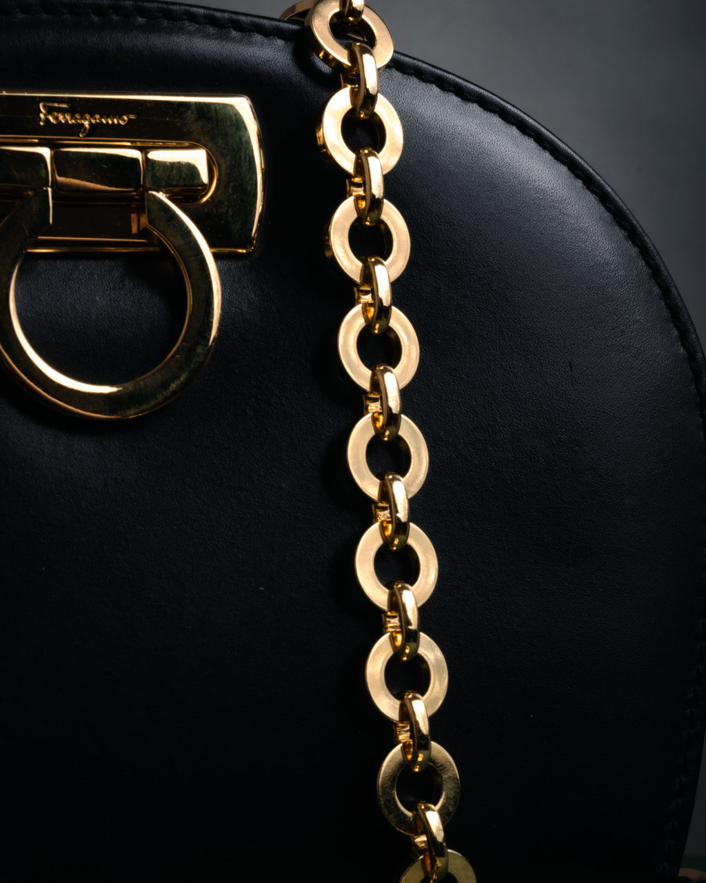 “Salvatore Ferragamo” 90’s Gancini half moon chain shoulder bag