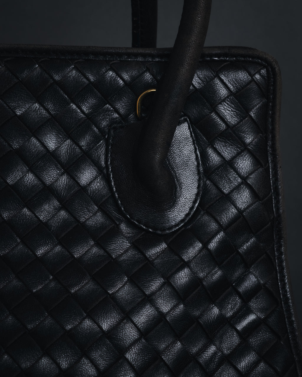 –SPECIAL– "BOTTEGA VENETA"
90’s-00’s intrecciato trapezoid handle bag