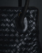 –SPECIAL– "BOTTEGA VENETA"
90’s-00’s intrecciato trapezoid handle bag