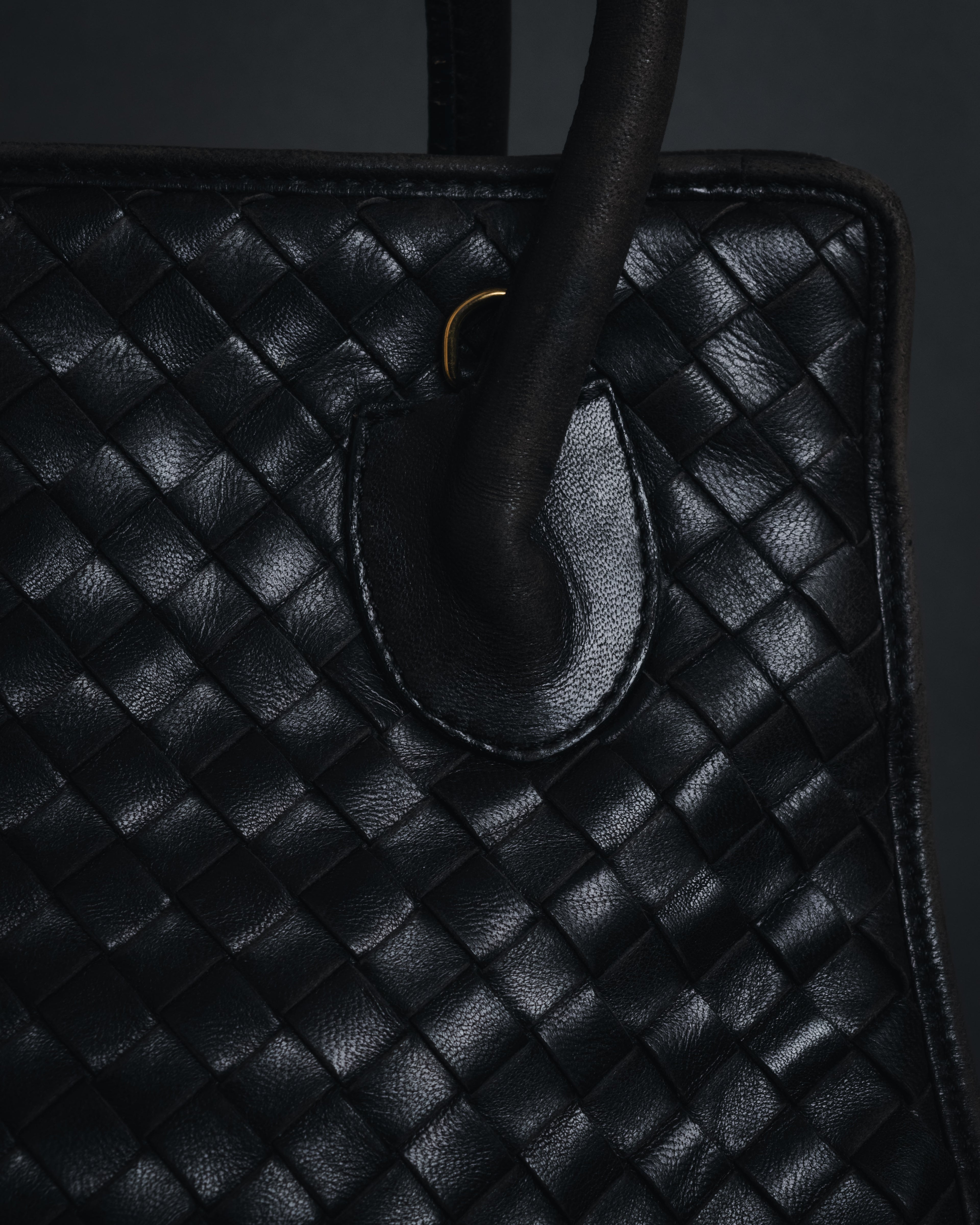 –SPECIAL– "BOTTEGA VENETA"
90’s-00’s intrecciato trapezoid handle bag