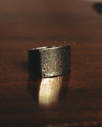 "GUCCI" 90's-00's Hammered wide square signet ring
