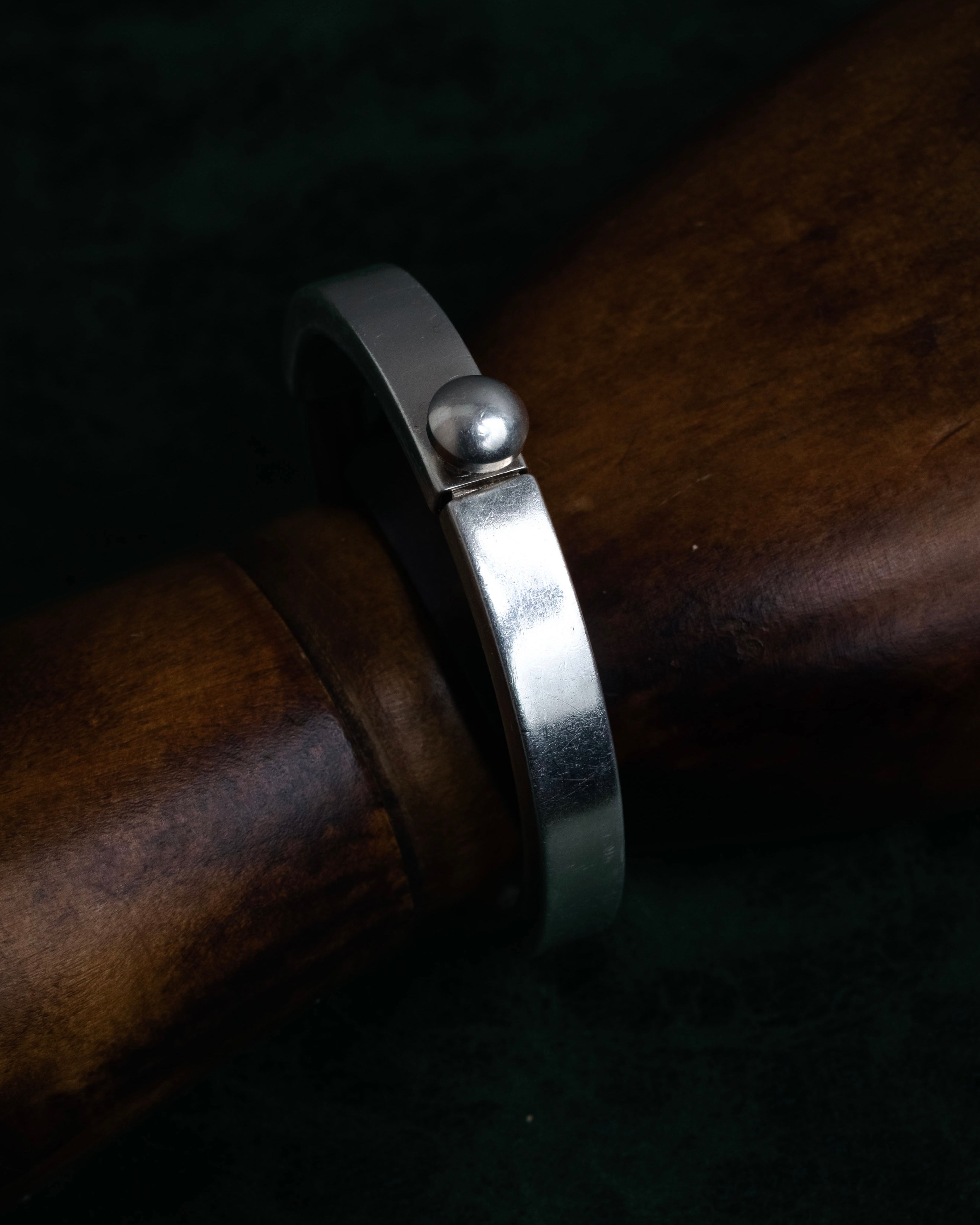 “BOTTEGA VENETA” 2019-2024 Sculptural hinged bangle