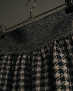 “Salvatore Ferragamo” 90’s-00’s Houndstooth knit flare skirt