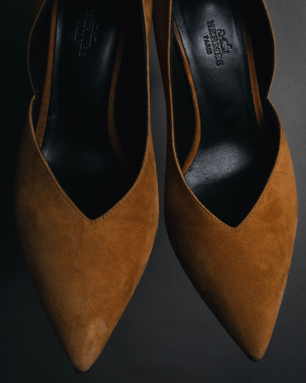 "HERMES" 00’s-10’s Suede V-cut  sculptural wood heel pumps