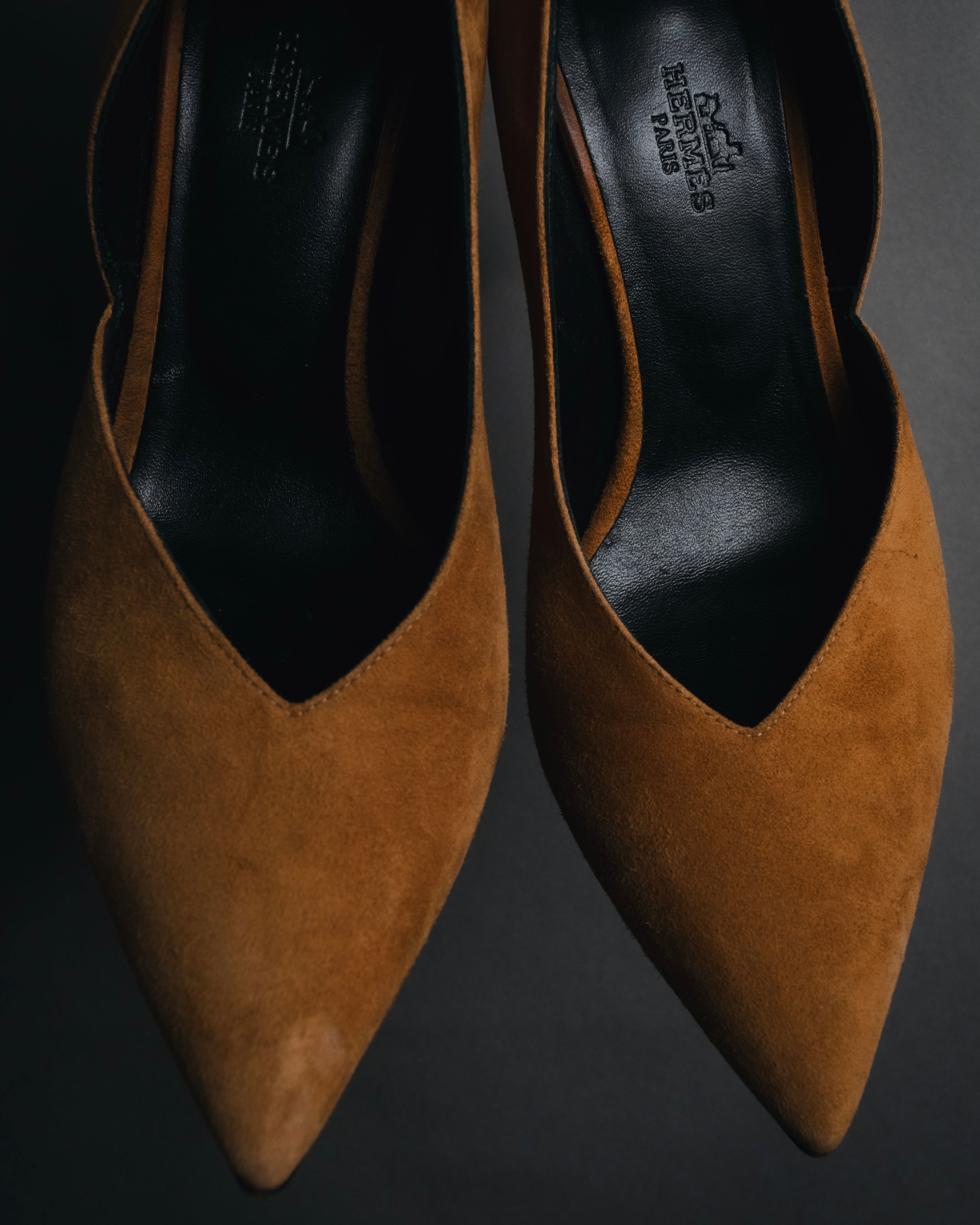 "HERMES" 00’s-10’s Suede V-cut  sculptural wood heel pumps