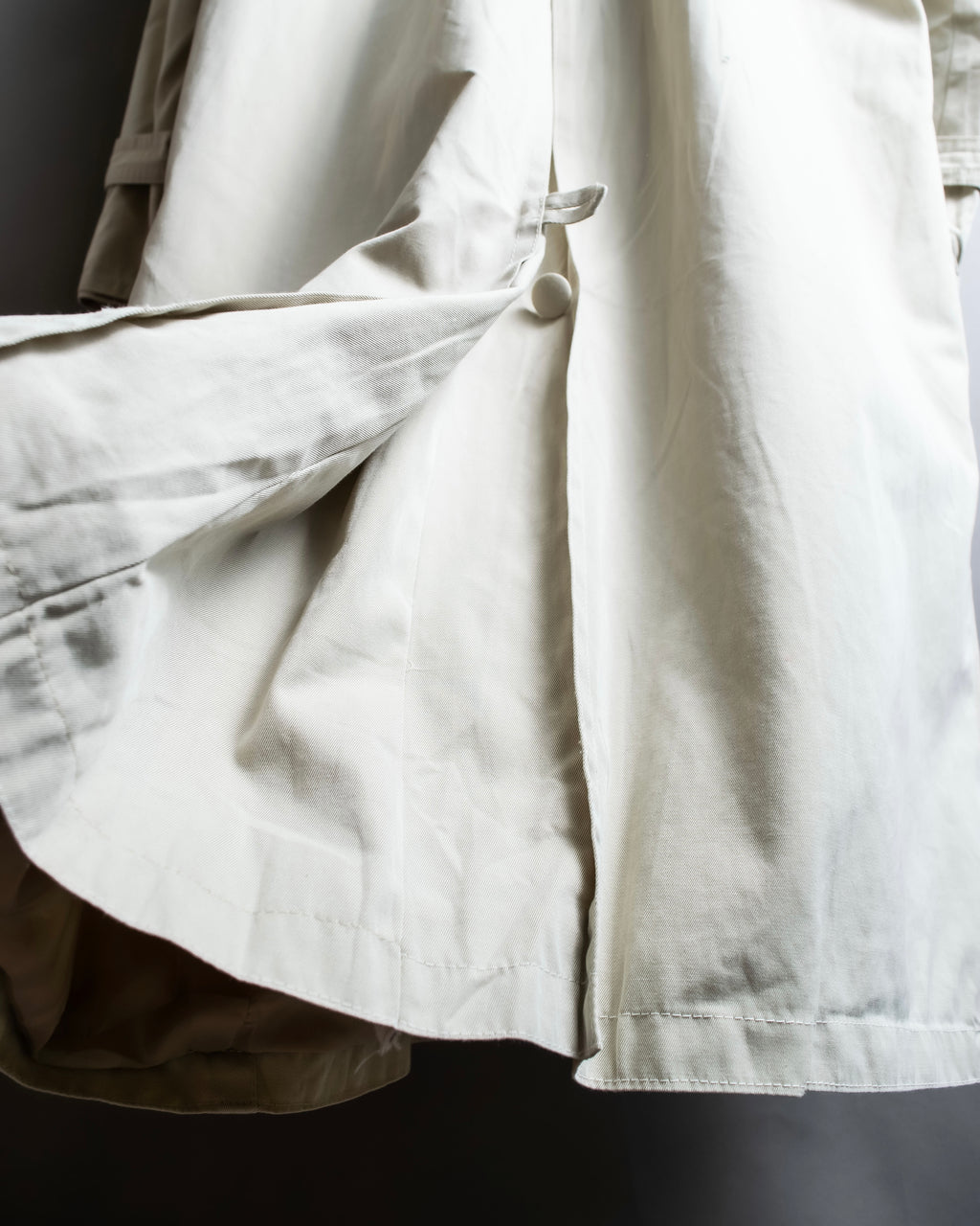 "MARILYN DE PEREL" Covered button detail Ivory feminine trench coat