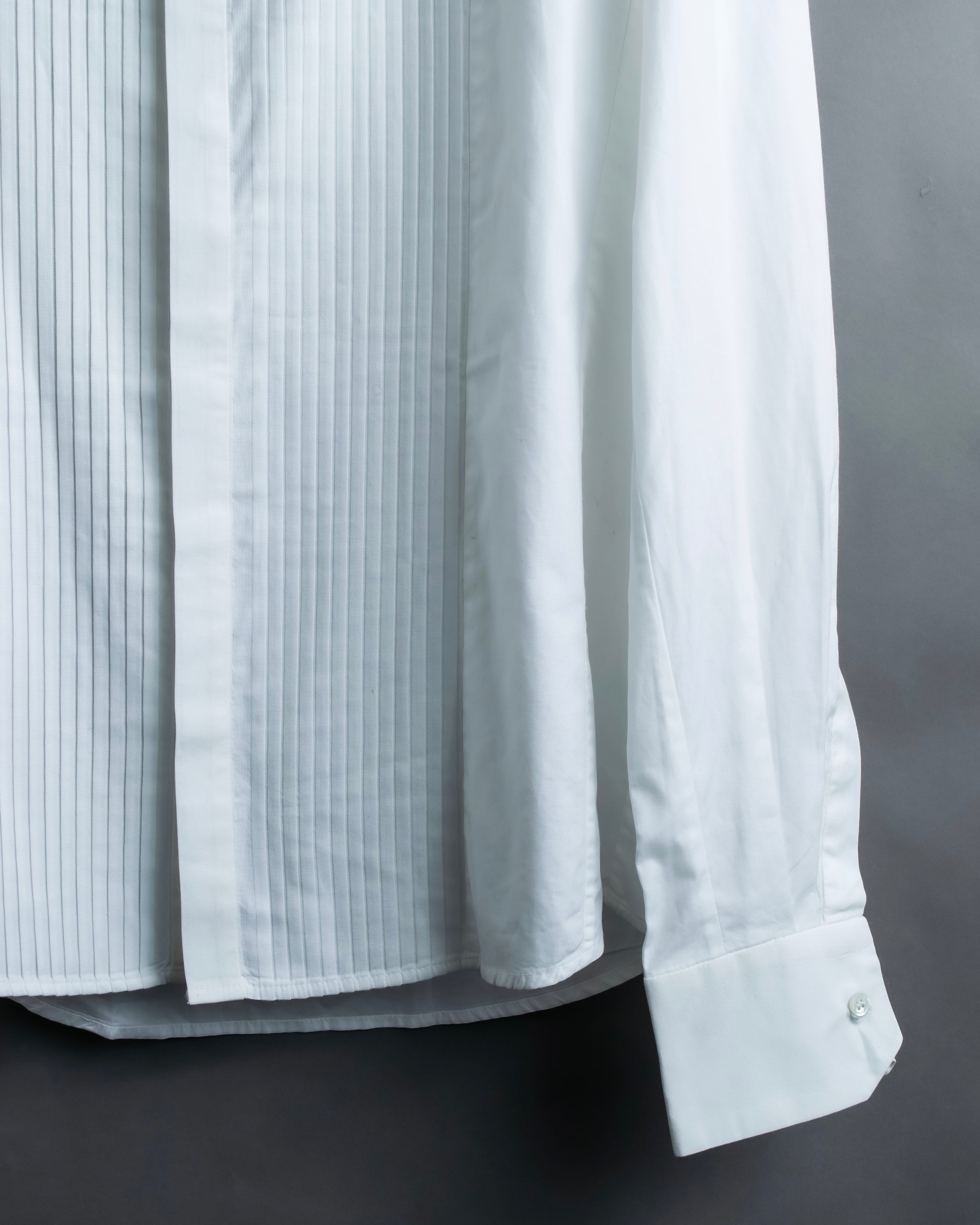 "Bruno Pieters." 2-way collar design stand-up collar dress shirt