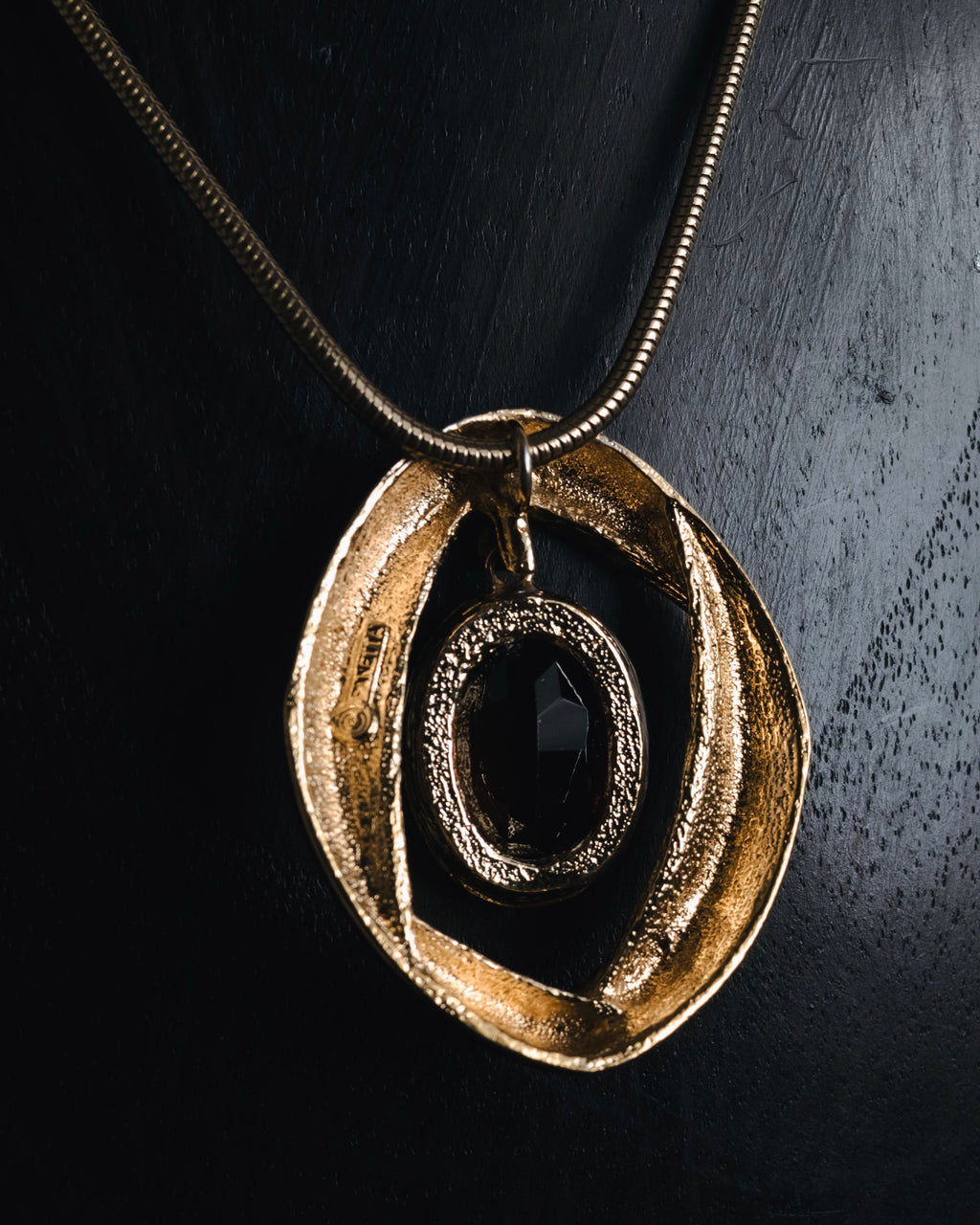 "Vintage" 80’s Sculptural oval stone pendant necklace