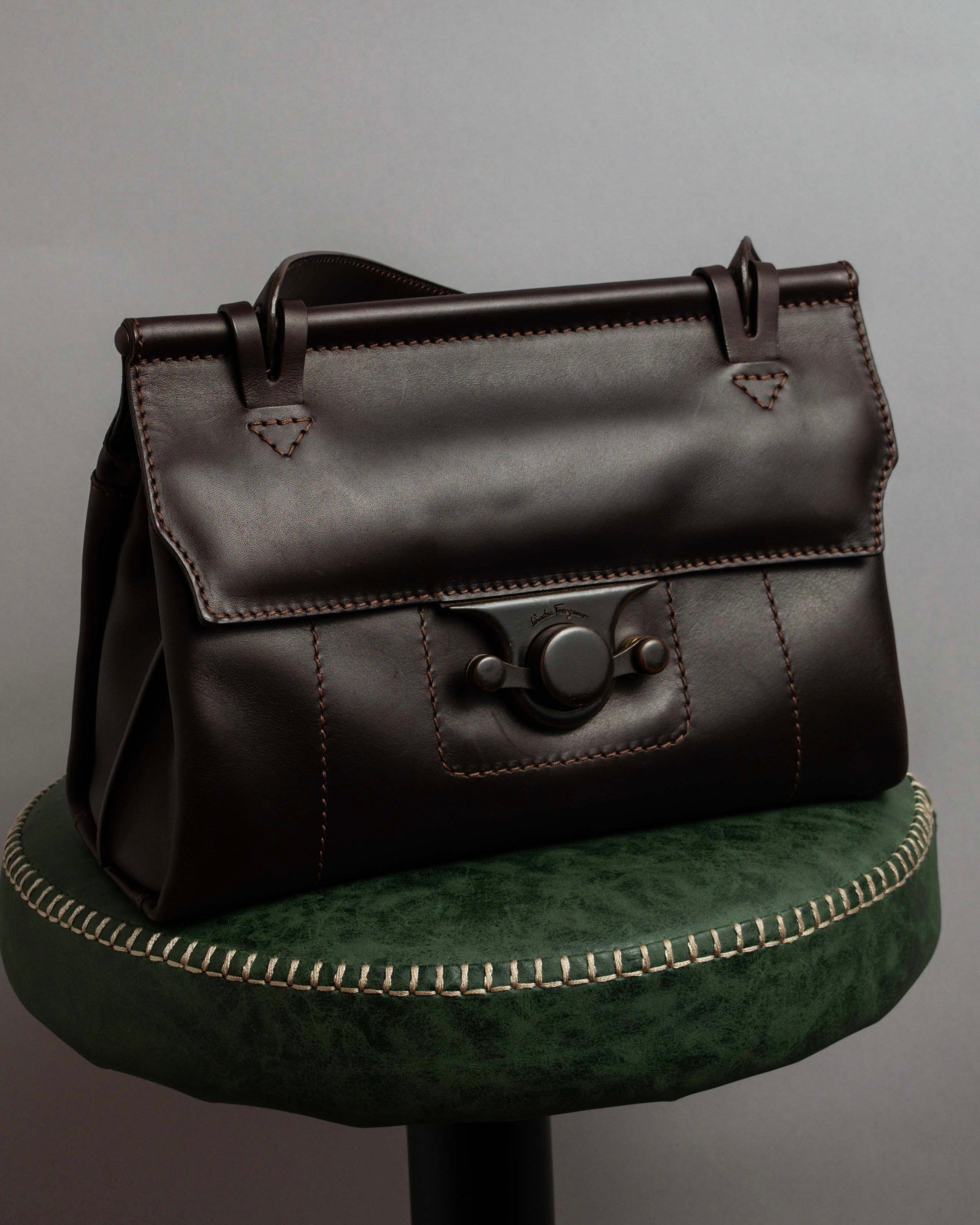 "Salvatore Ferragamo" Swivel crisp closure design leather one-handle bag