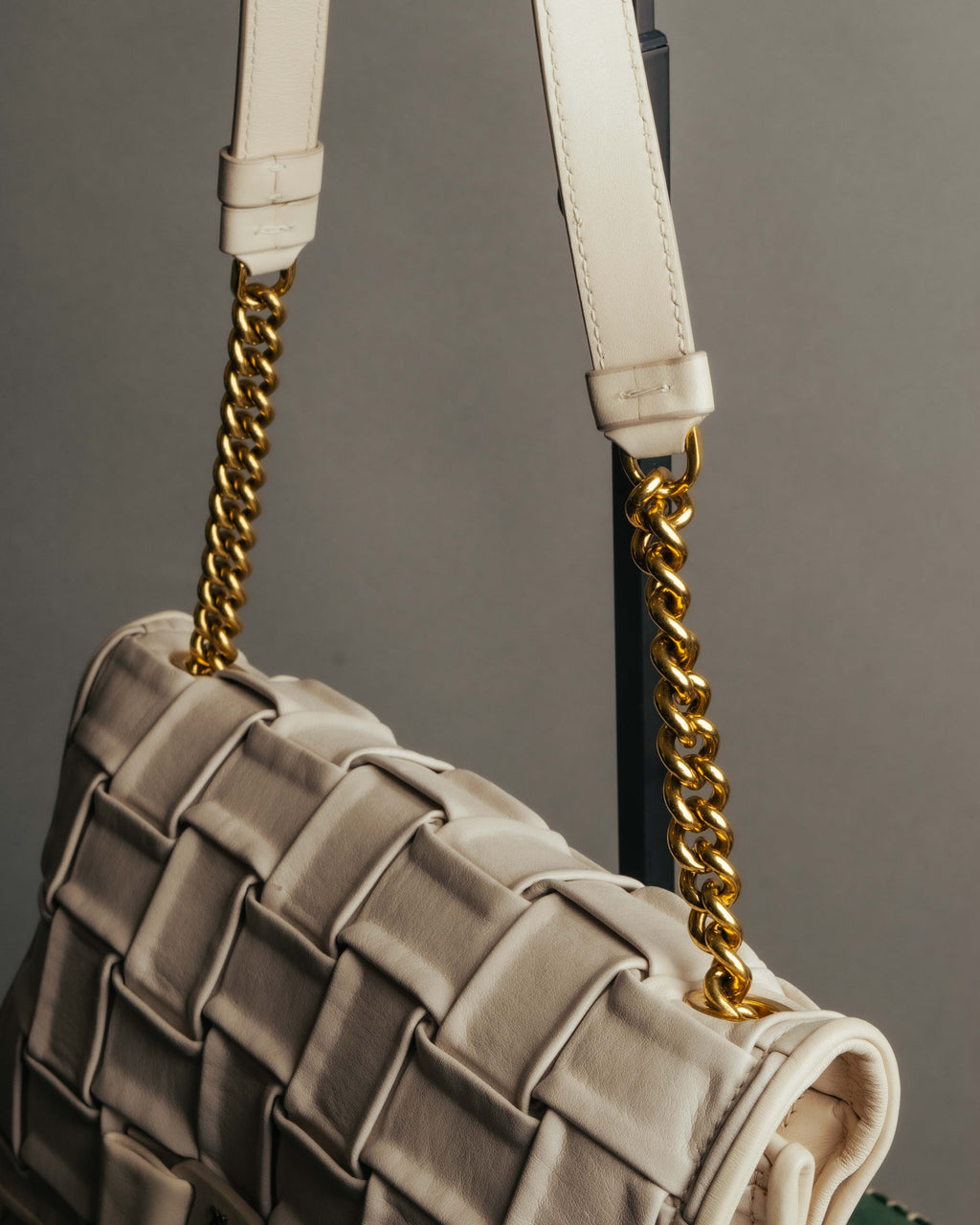 -SPECIAL- “Salvatore Ferragamo” 2020-2022 Woven vara chain shoulder bag