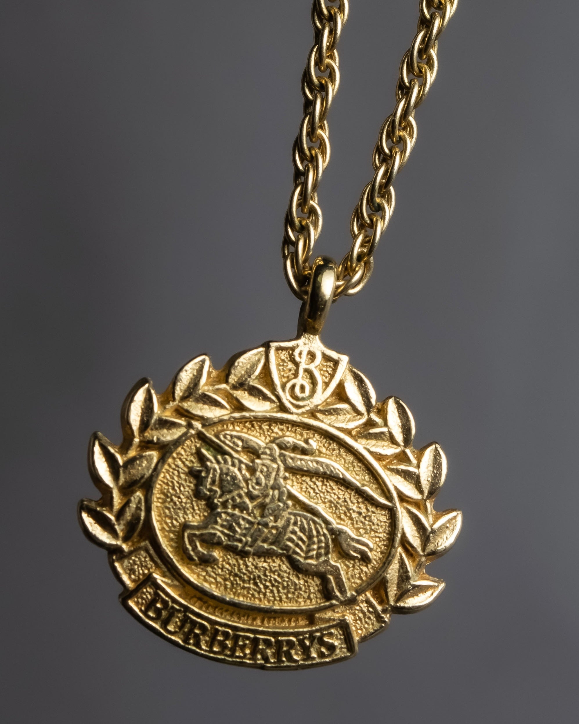 "BURBERRYS" Equestrian logo engraved motif necklace