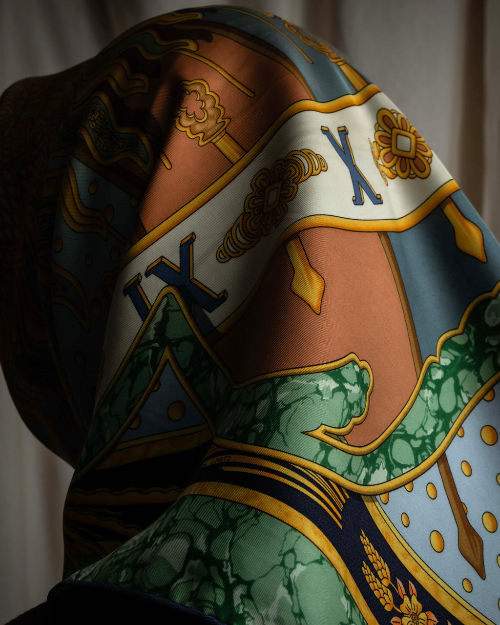 "HERMES" Carpe Diem design Carré 90 silk scarf