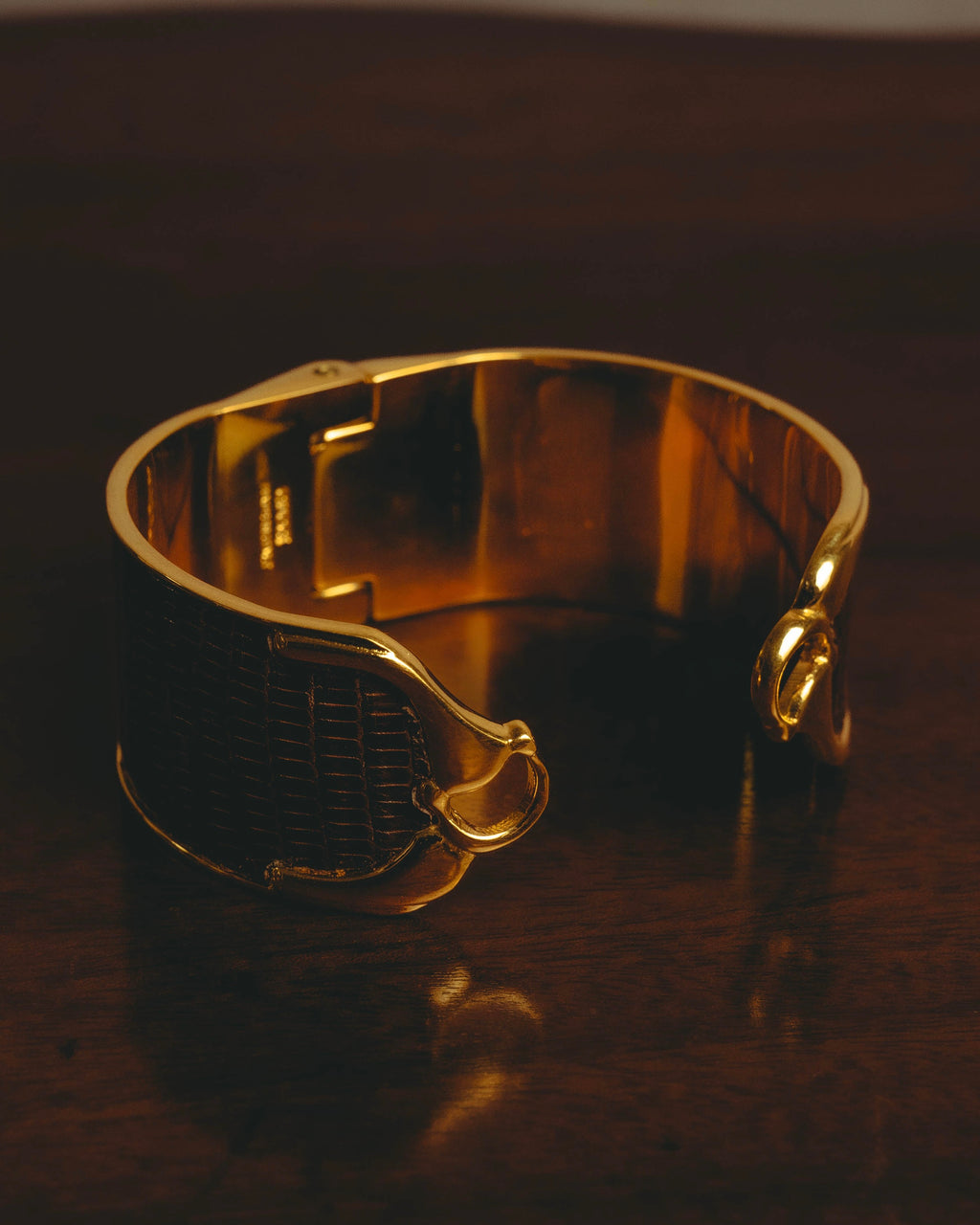 “GUCCI” 90’s-00’s Lizard-embossed leather horsebit cuff bracelet