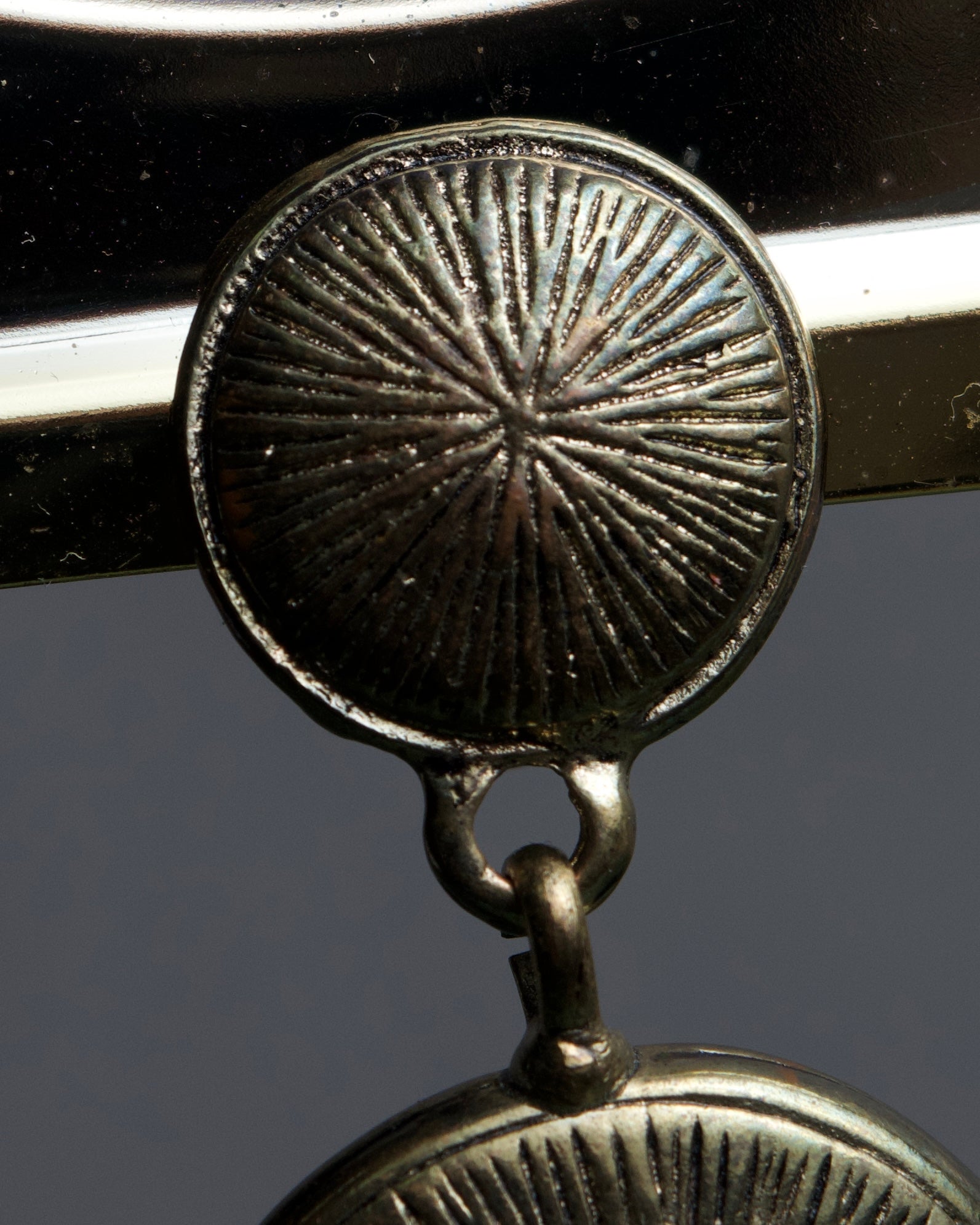 "CHANEL" Coco mark engraved gold earring