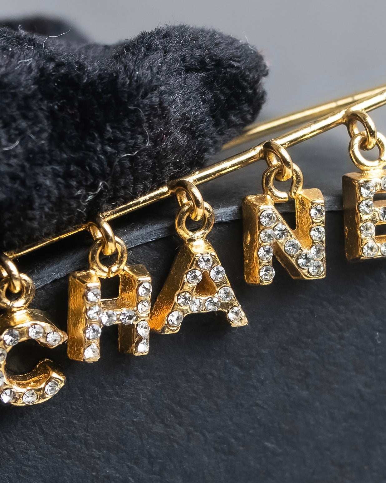 "CHANEL" Logo motif gold safety pin brooch