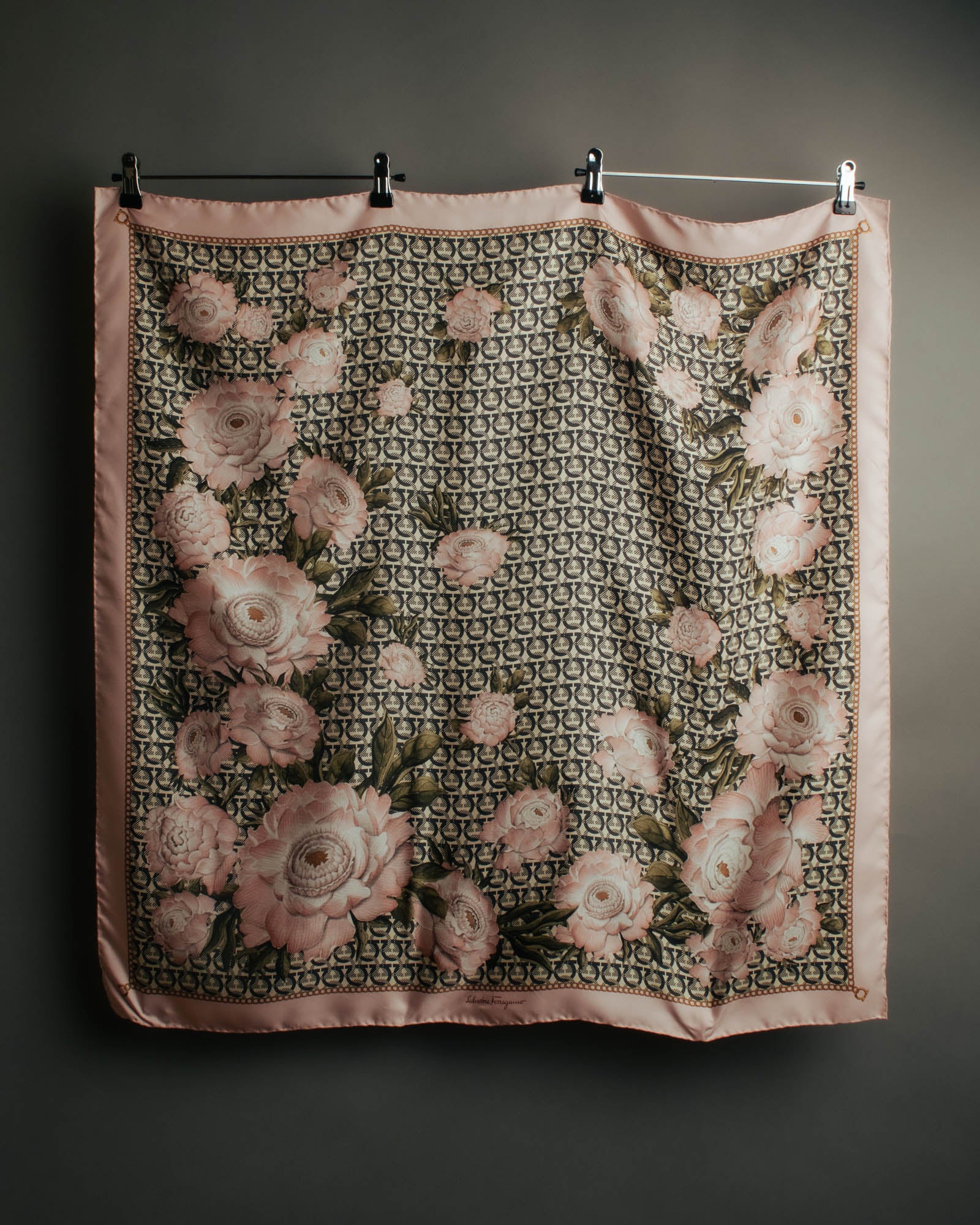 "Salvatore Ferragamo" 90's-00's Elegant floral silk scarf
