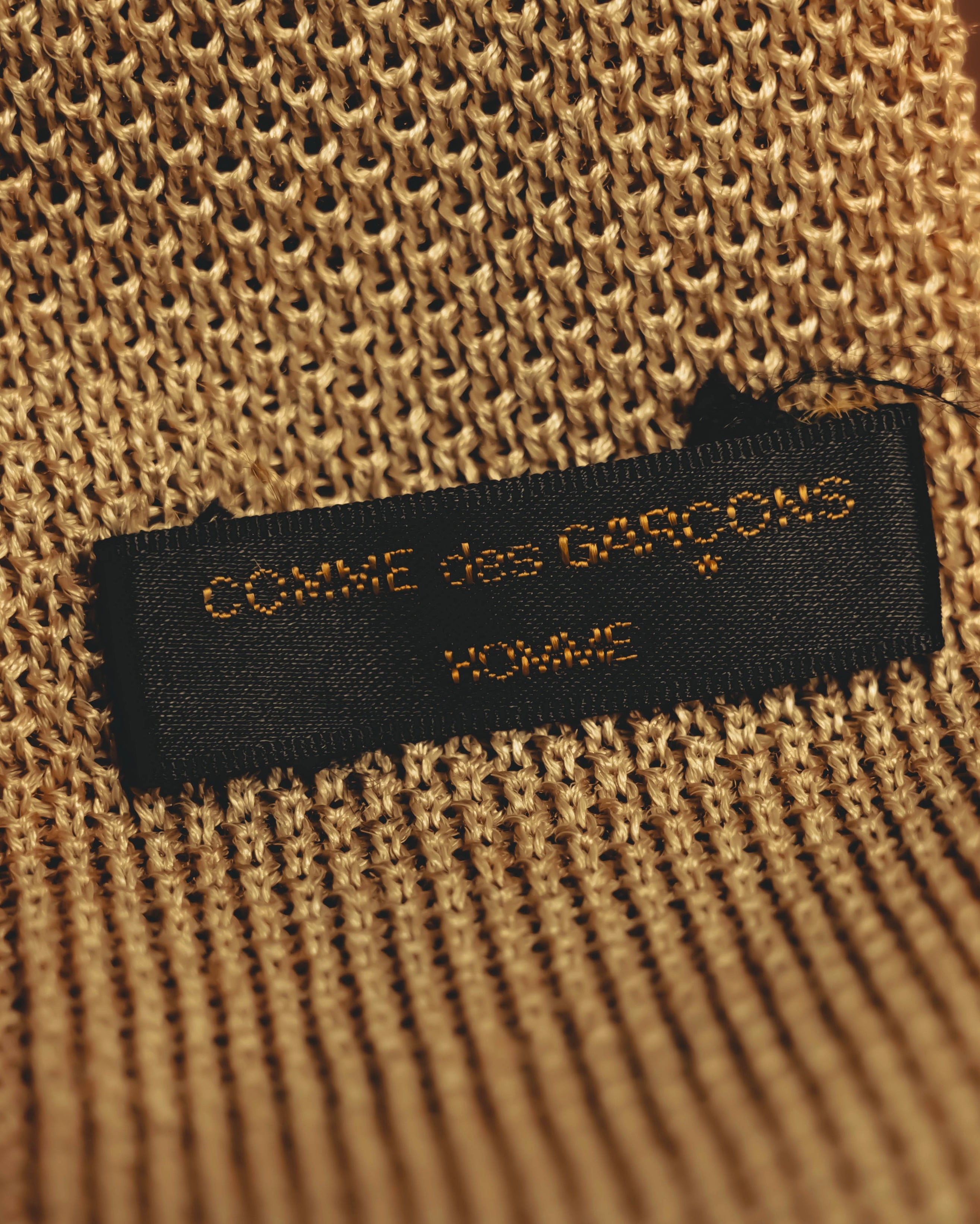 “COMME des GARÇONS HOMME”
80’s-90’s open-knit square-end necktie