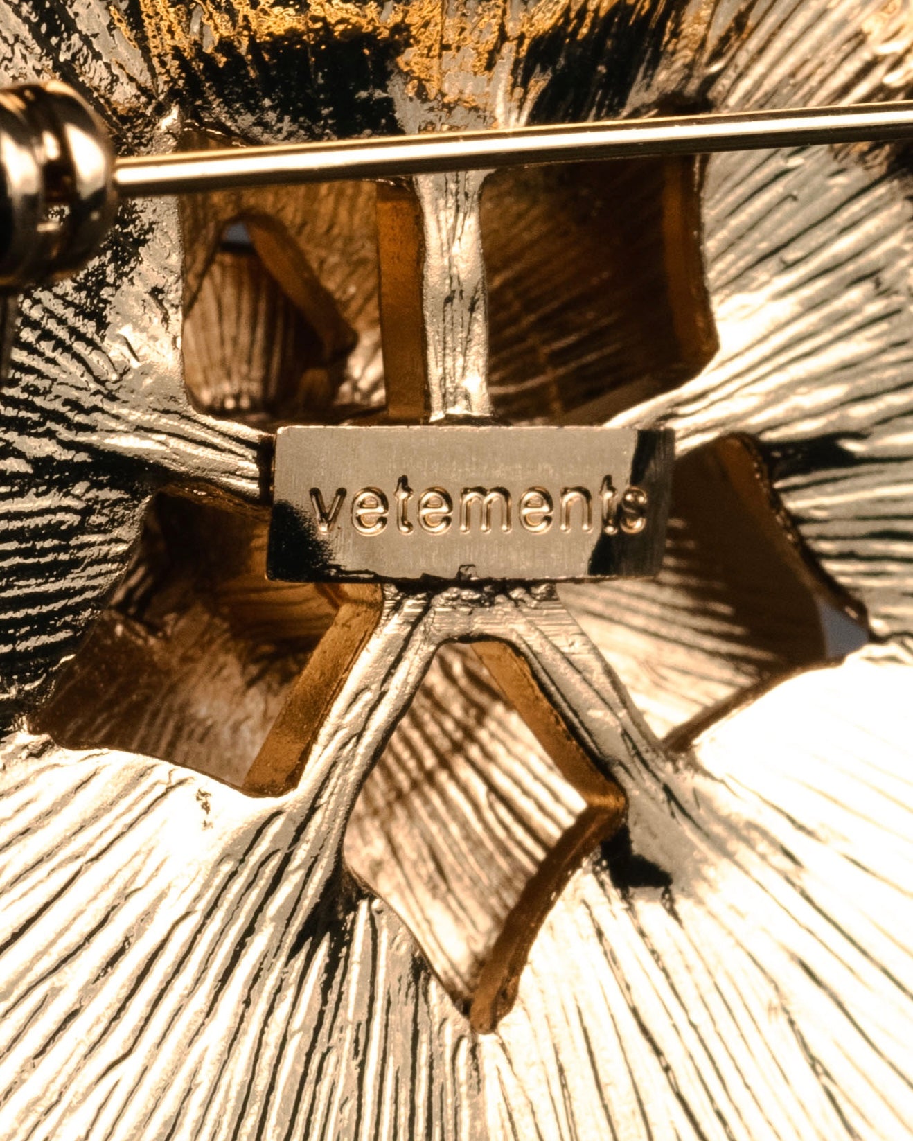 “VETEMENTS” 2017-2021 Archive-referenced mother of pearl flower brooch