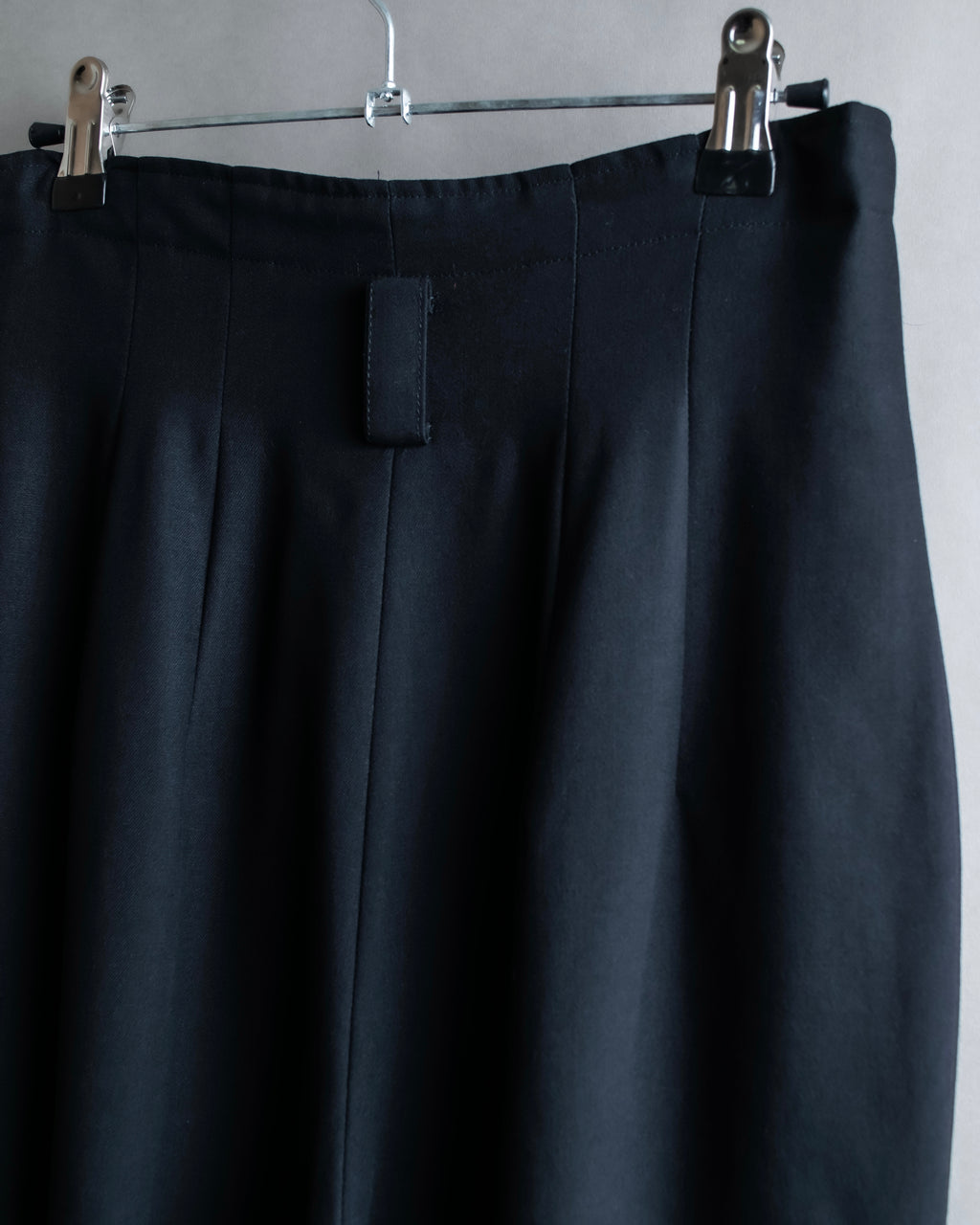 "TOKUKO 1er VOL" Side button fastener design high waist tapered slacks