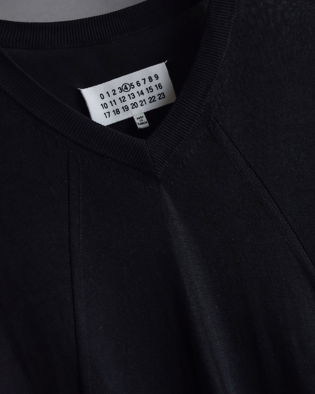 "MAISON MARGIELA" 15SS V-line panel design lightweight knit