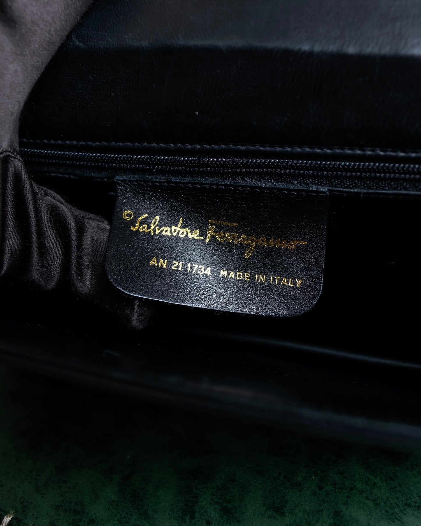 "Salvatore Ferragamo" Horizontal design pumps engraved leather    one handle bag