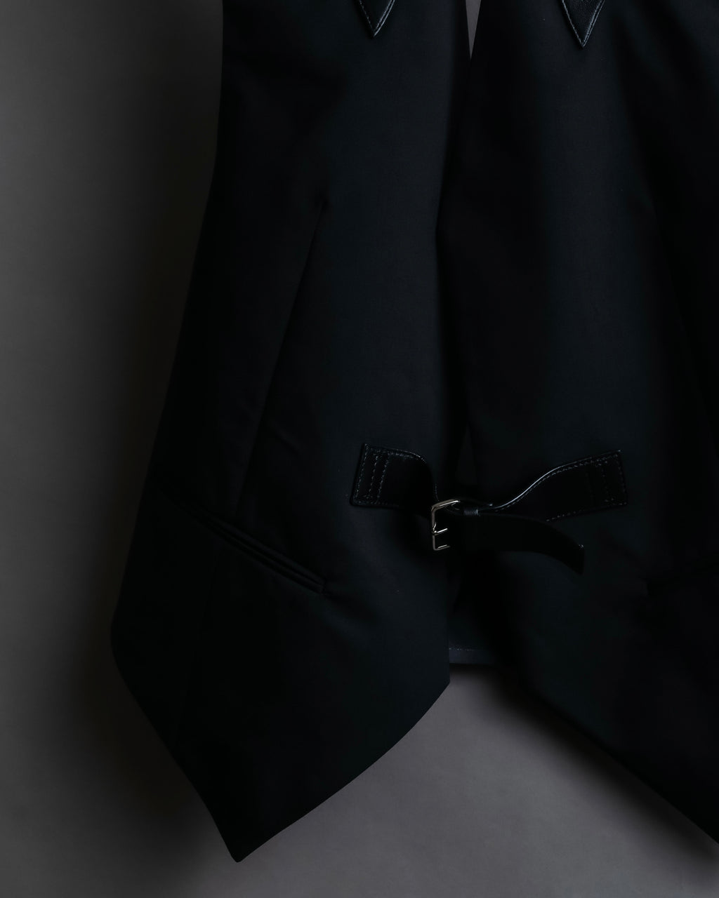 "LOUIS VUITTON" Leather tape cross knit detail vest