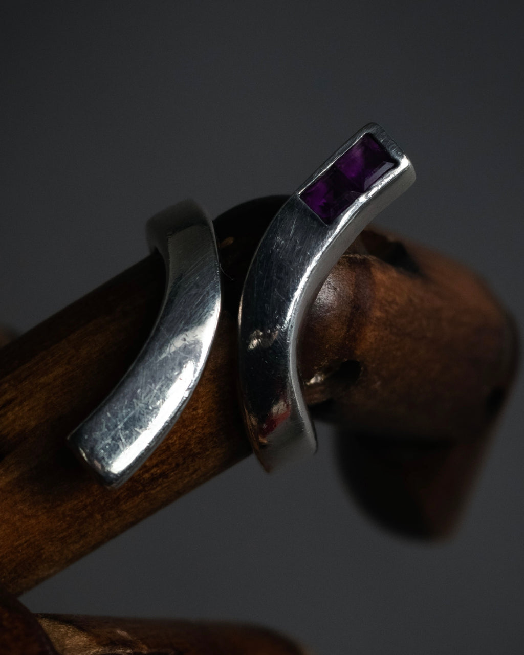 “GUCCI” 1990’s-2000’s Amethyst bypass silver ring