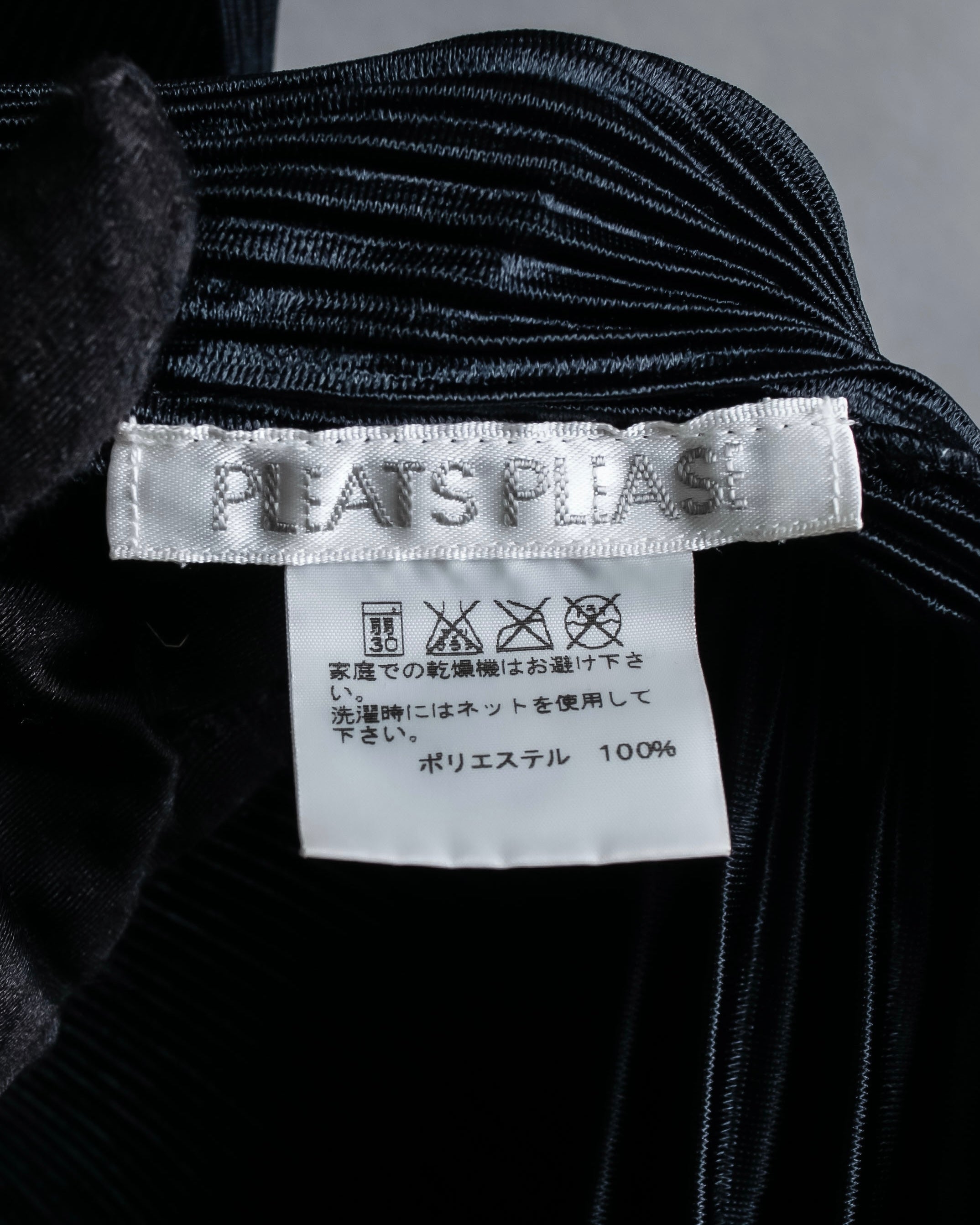 "PLEATS PLEASE ISSEY MIYAKE"
Narrow pleated sleeveless dress