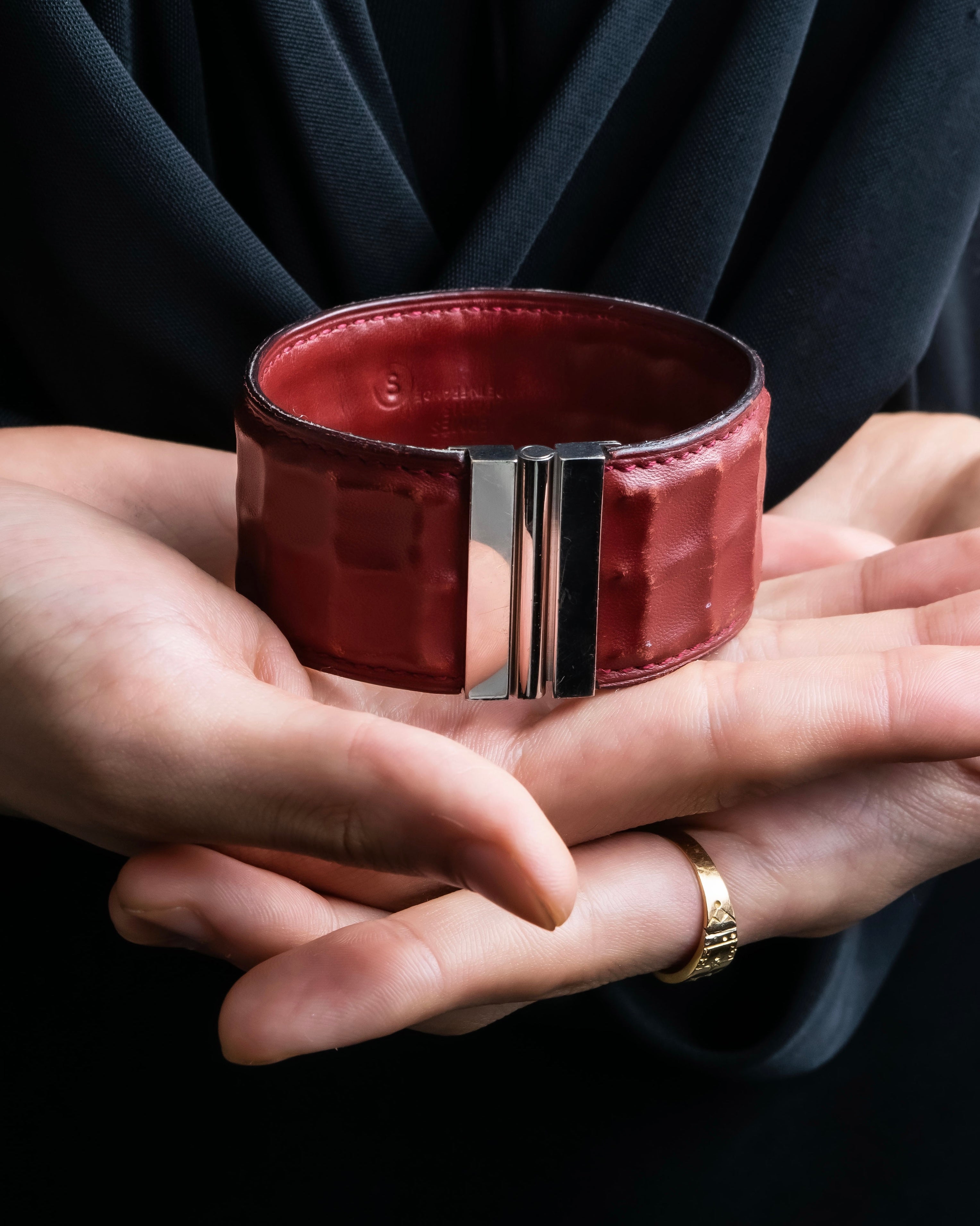 "HERMES" Deutch processing wide leather bracelet