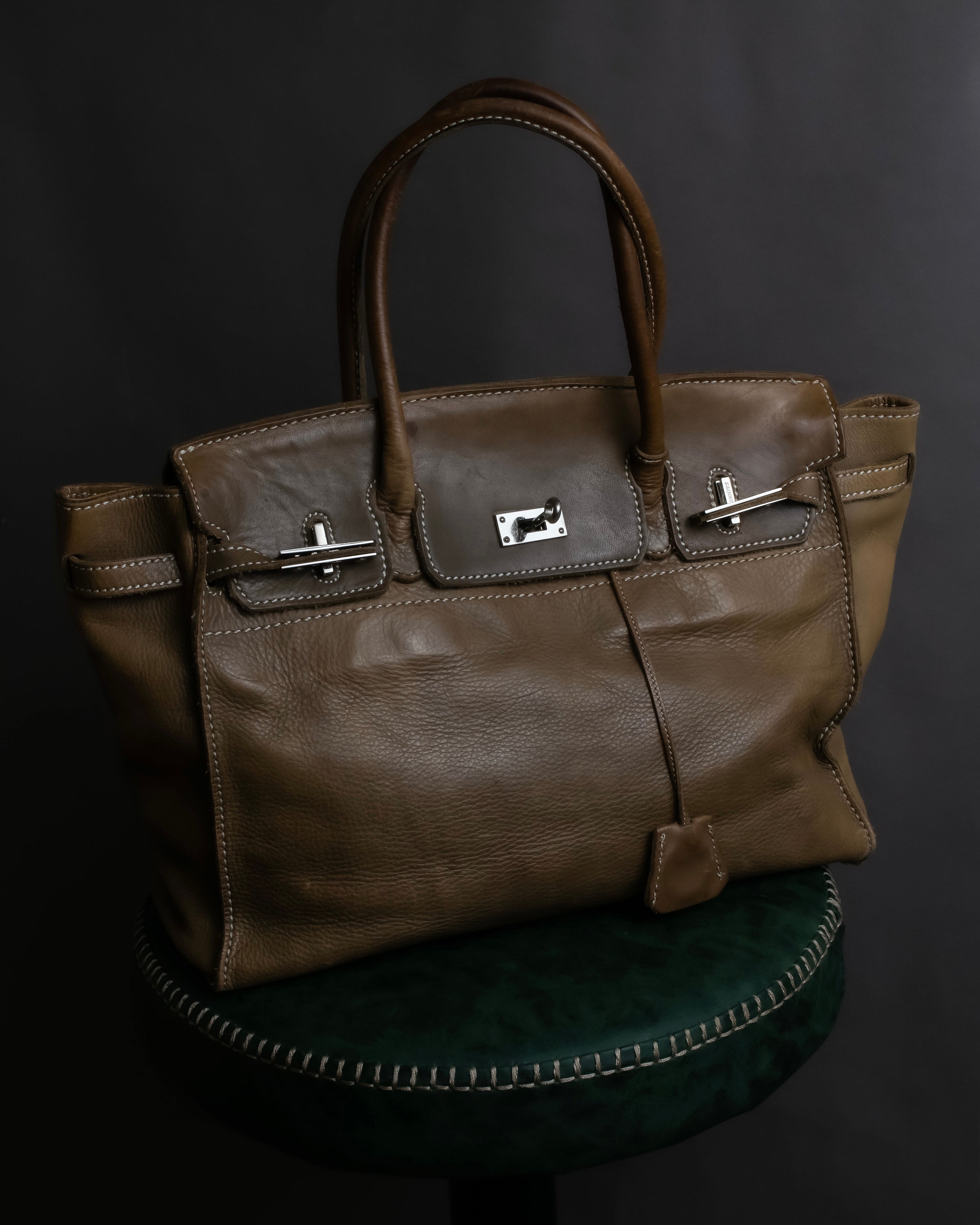 "Accessoires De Mademoiselle"
Silver parts design leather one handle bag