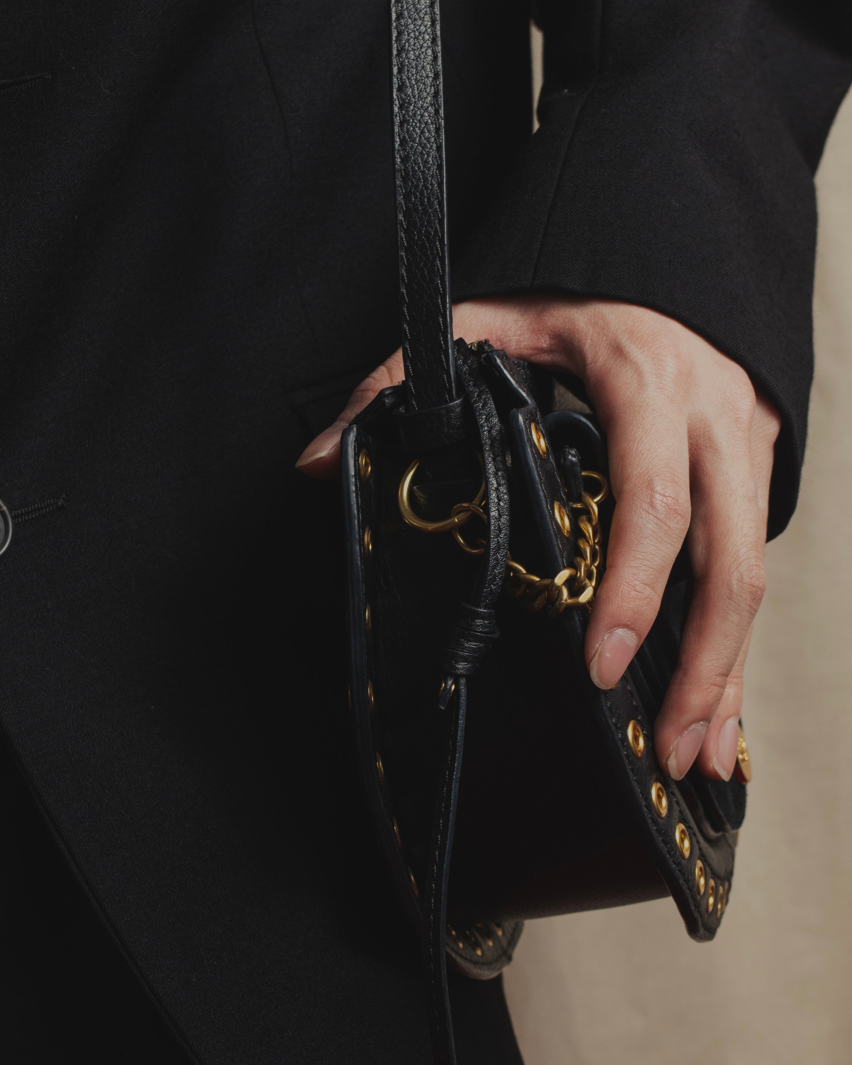 Bolso de hombro de ante con ojales en forma de media luna de See by Chloé