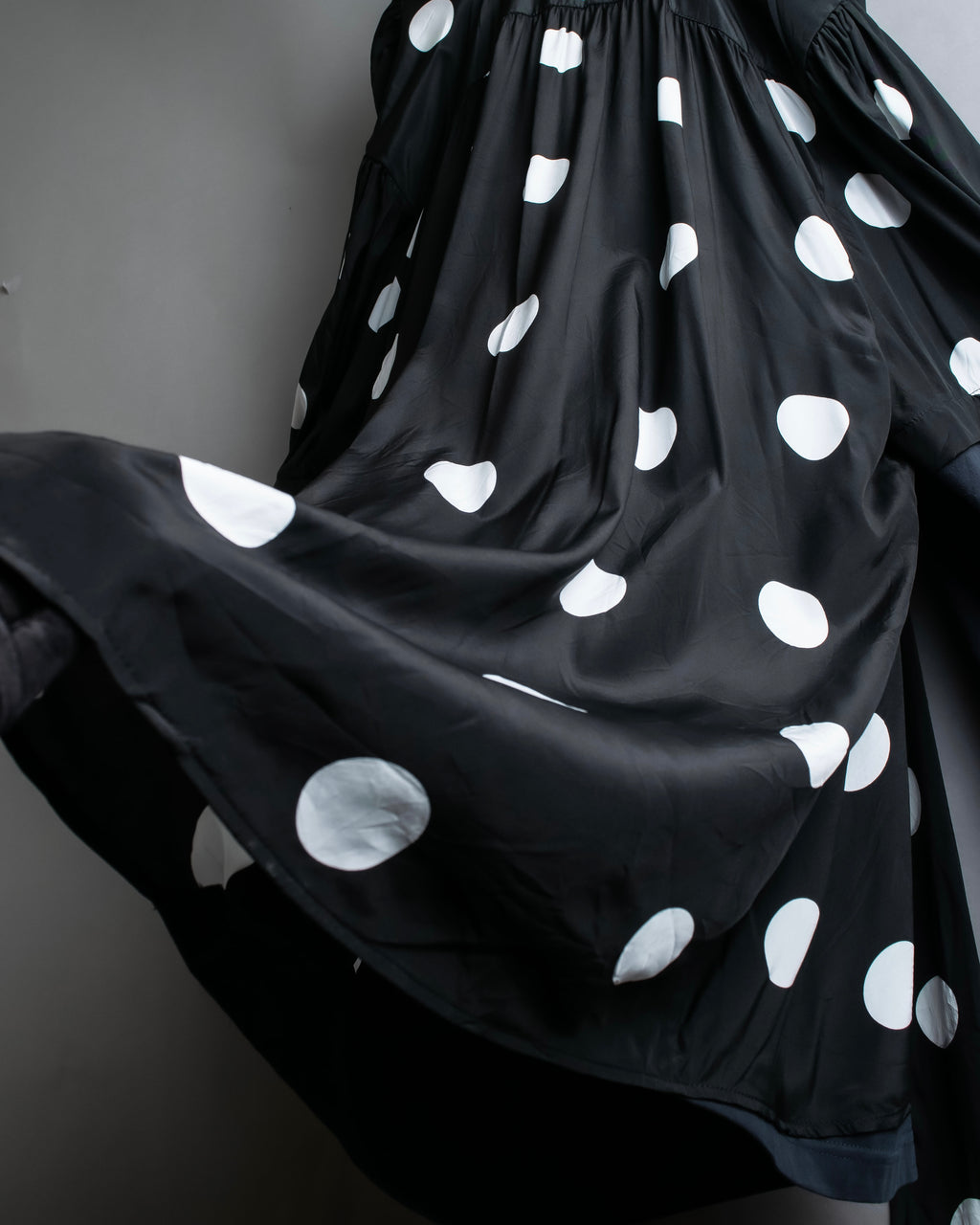 "BALENCIAGA" Polka dot flying squirrel silhouette bow tie dress