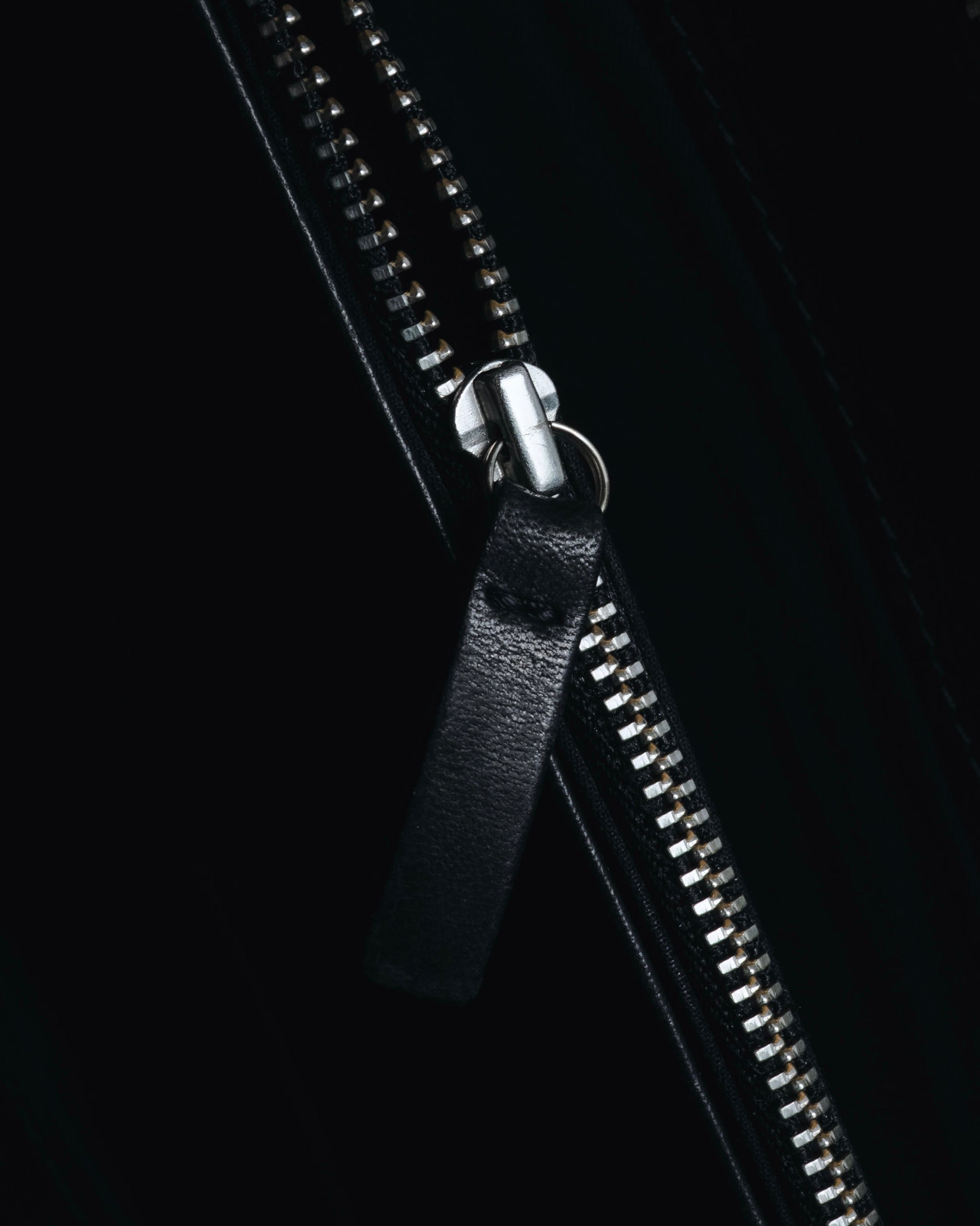 –SPECIAL– "ANN DEMEULEMEESTER" 2010-2013 Transformable roll-top vitello leather bag